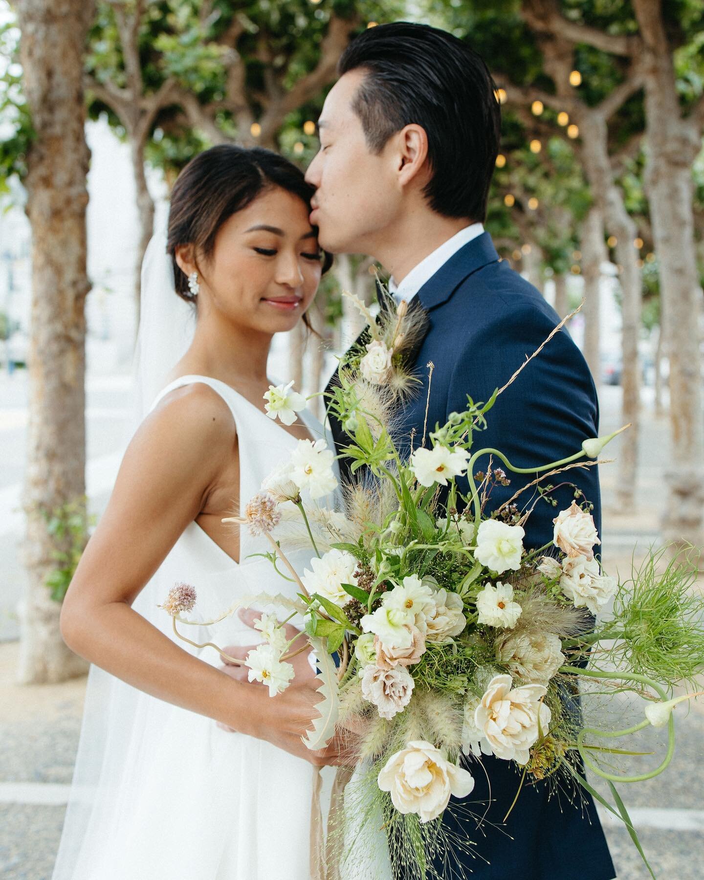 something about 35mm film is sooo tender and sweet! also, a texture bomb bouquet is always a good idea 🤩

#elopement #sanfranciscocityhallwedding #weddingflorist #flowers