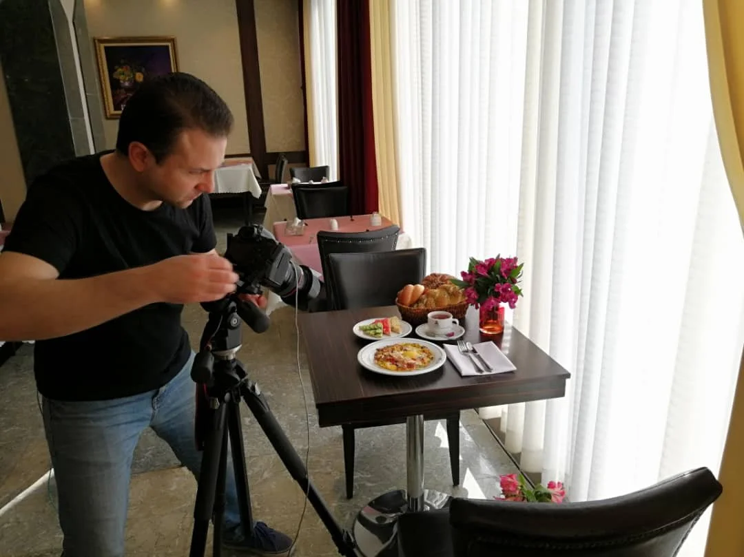 Changiz Jalayer, professional photographer, shooting food photography on location