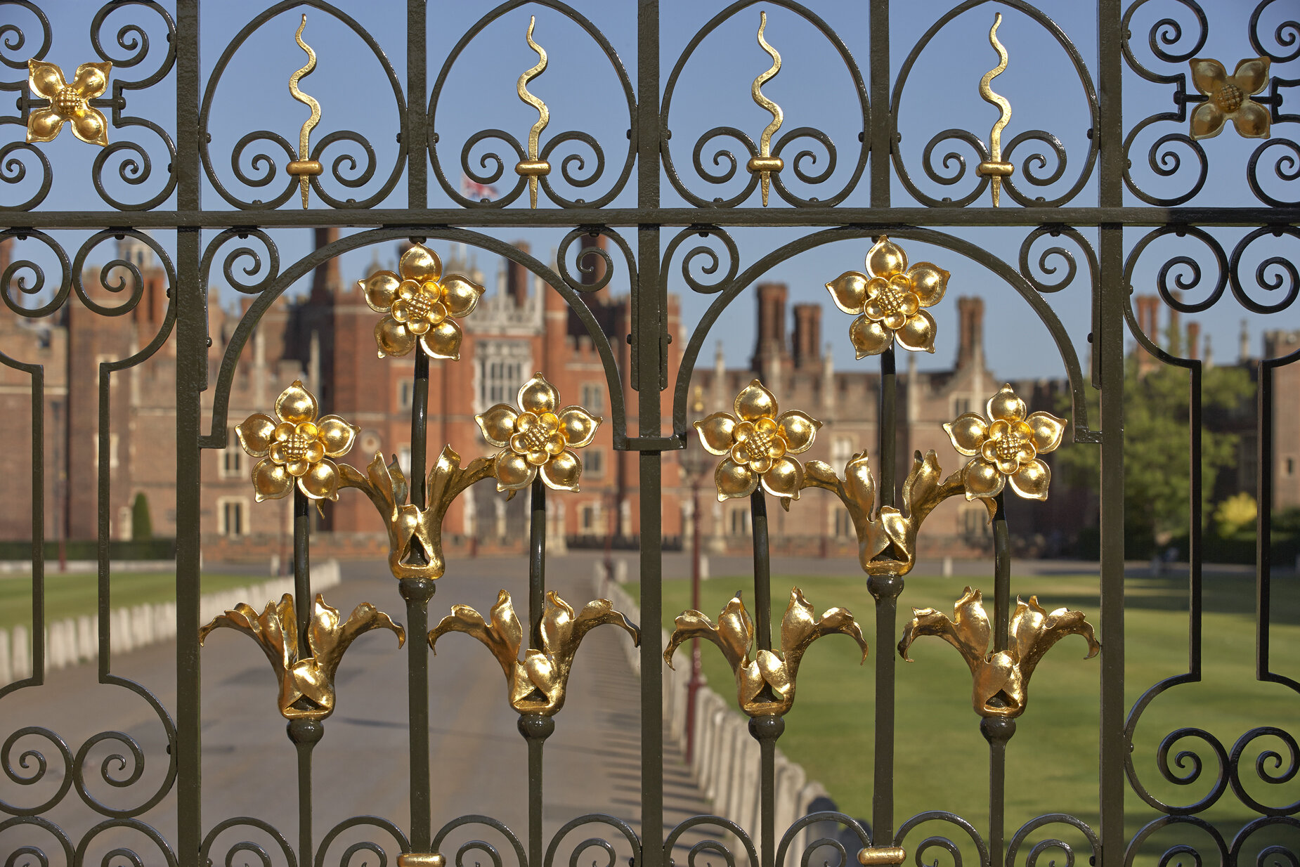  Hampton Court Palace,  London  