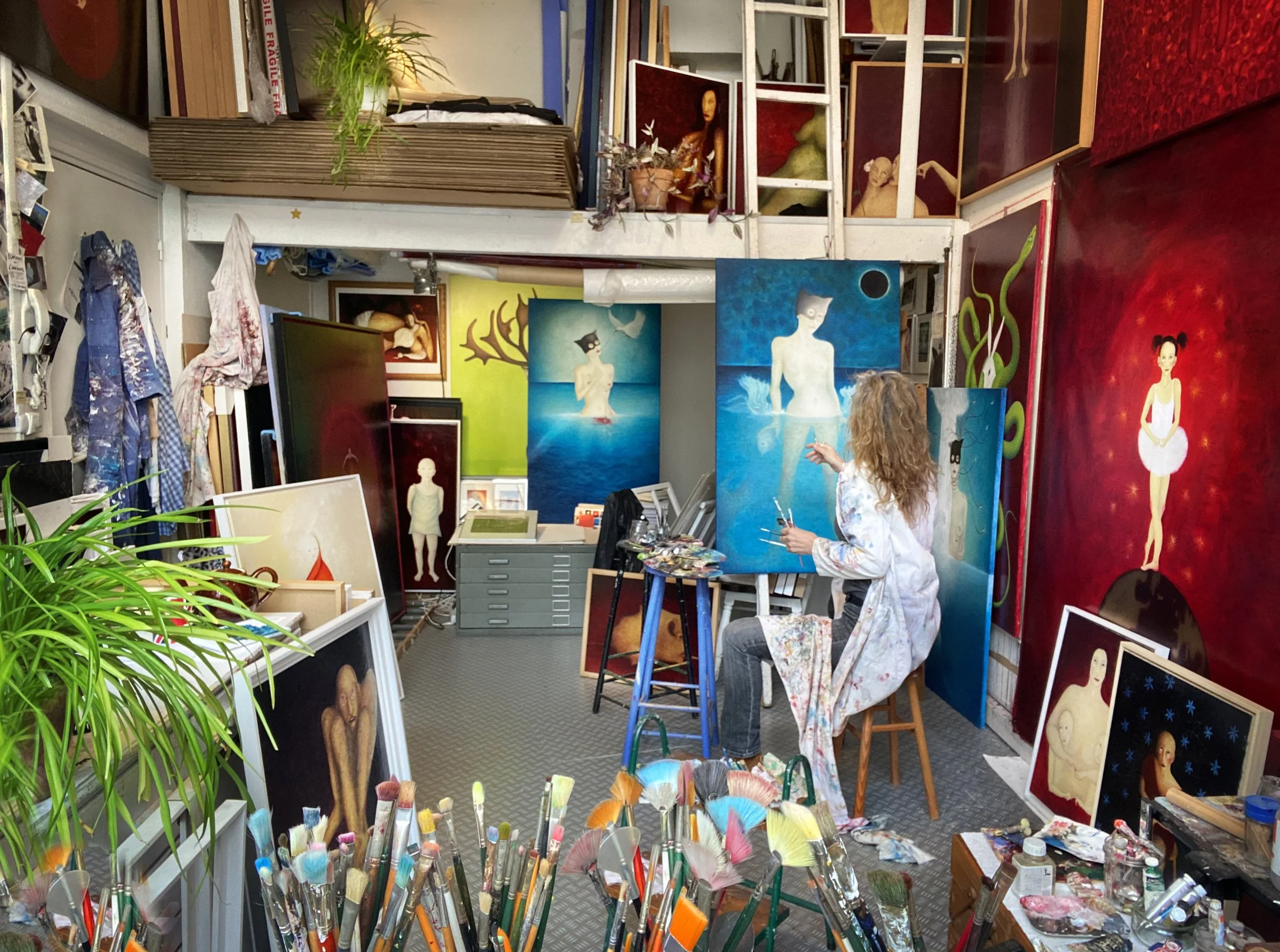Claire Petit in her studio and dans son atelier