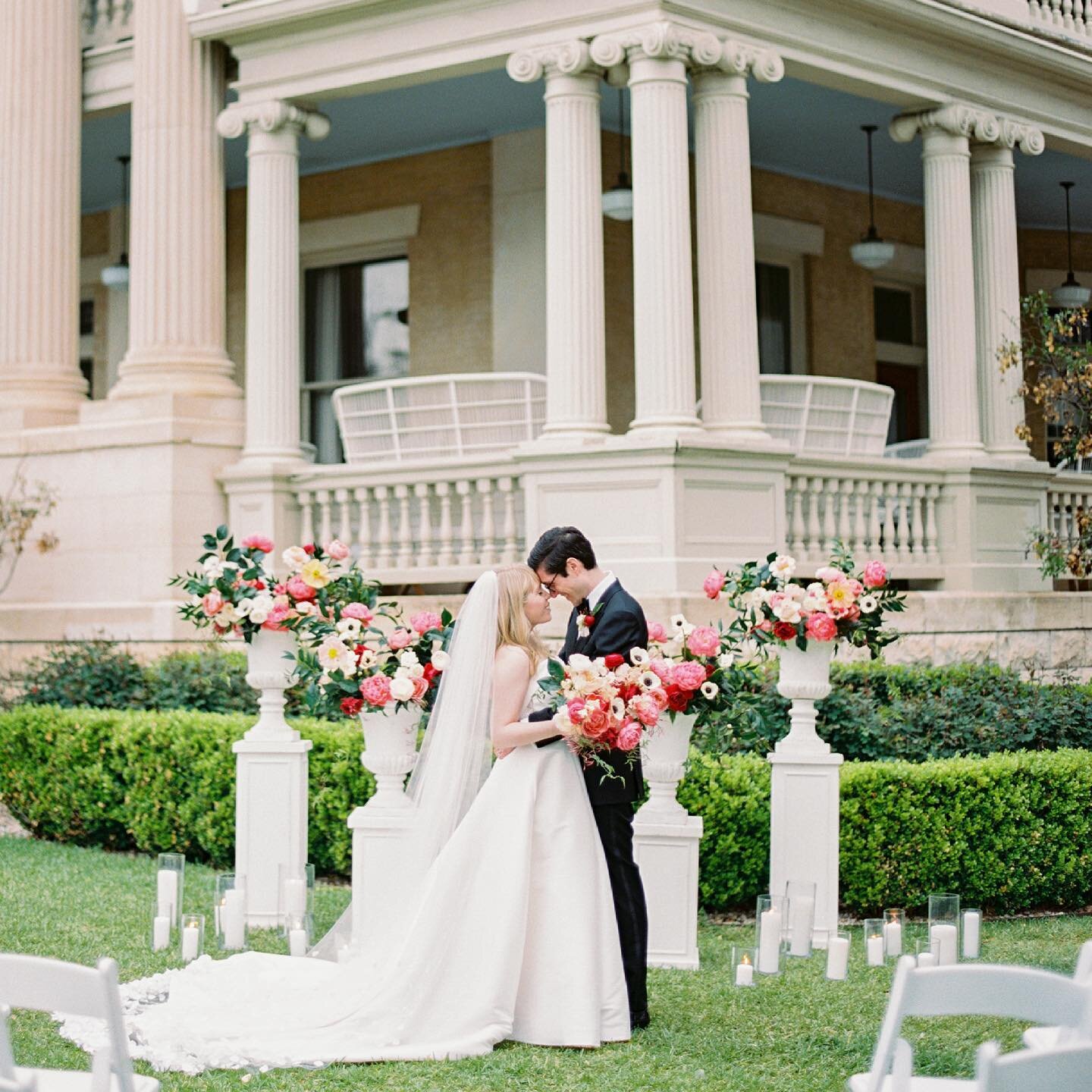 a dream day @hotelella 😍
photography @alisonheffington 
planning + design @lovelydayaustin 
florist @blumenfloral 
makeup @adoremakeupsalon 
flowers sourced @austinflowerco 

#blumenfloral #floraldesign #austinflorist #atxflorist #austinweddingflori