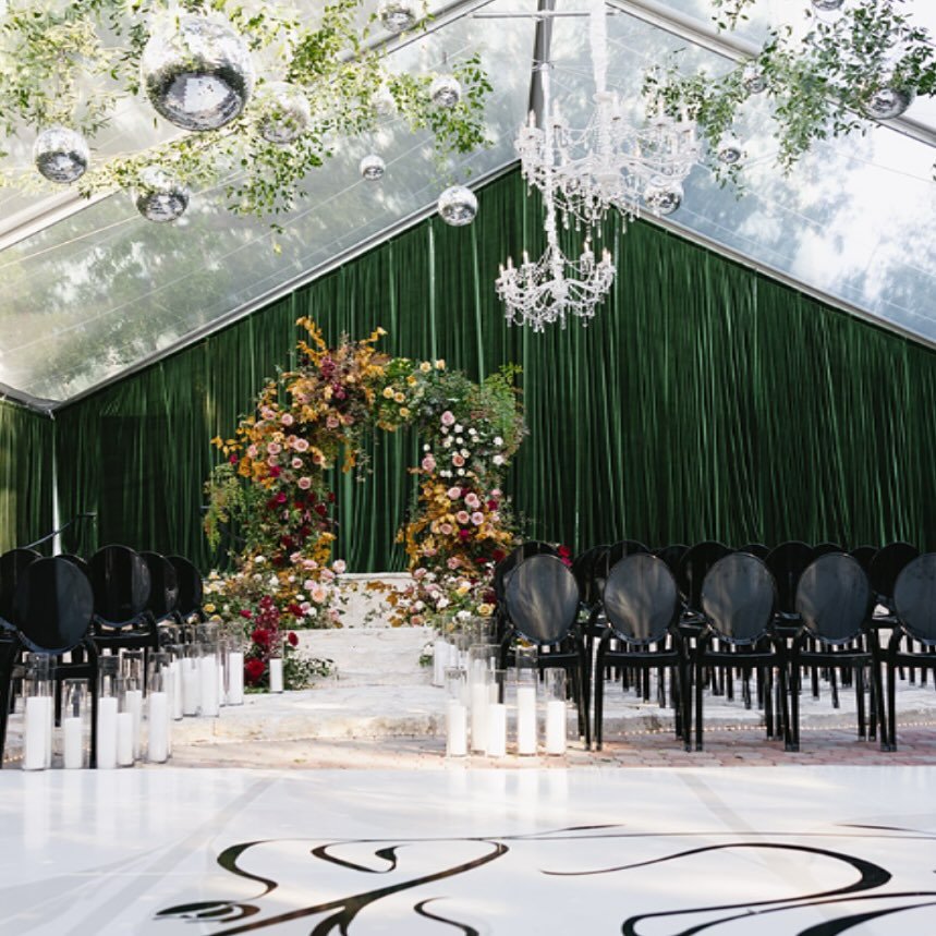 Paige and Chris&rsquo;s lush garden arch, with a candle-filled aisle thanks to @mar.candleco 
photographed by @memeurbanephoto 
planning and design @xomoreauweddings 
venue @theallanhouse 
catering @peachedtortillacatering 
draping @uniquedesignandev
