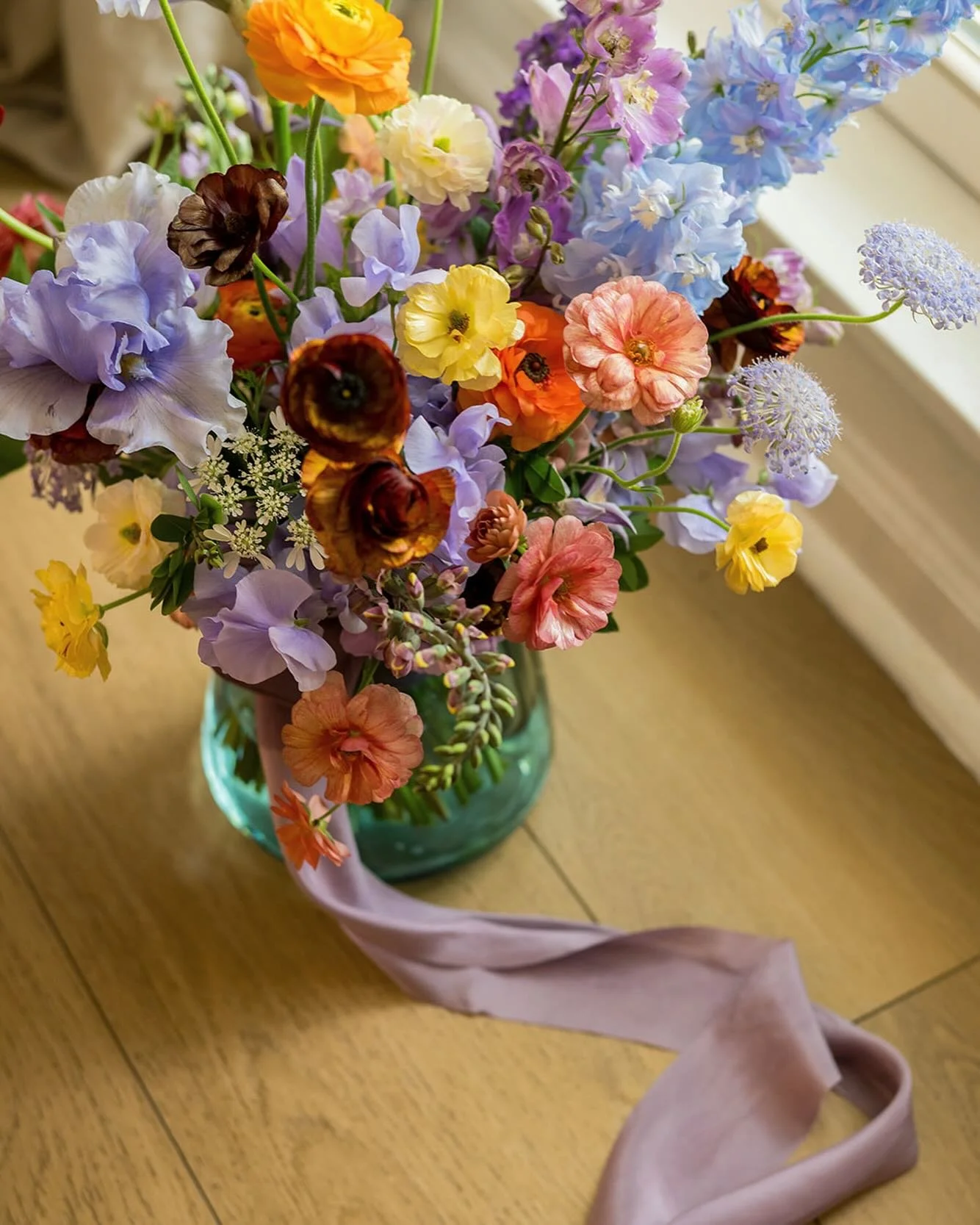 almost 100% locally grown, for London 🦄 even the iris!!! @winkelmannflowers , you&rsquo;re a magician! 
photo by @michaeltdavisphotography 
planning + design @nicolet_laveau @westcottweddings