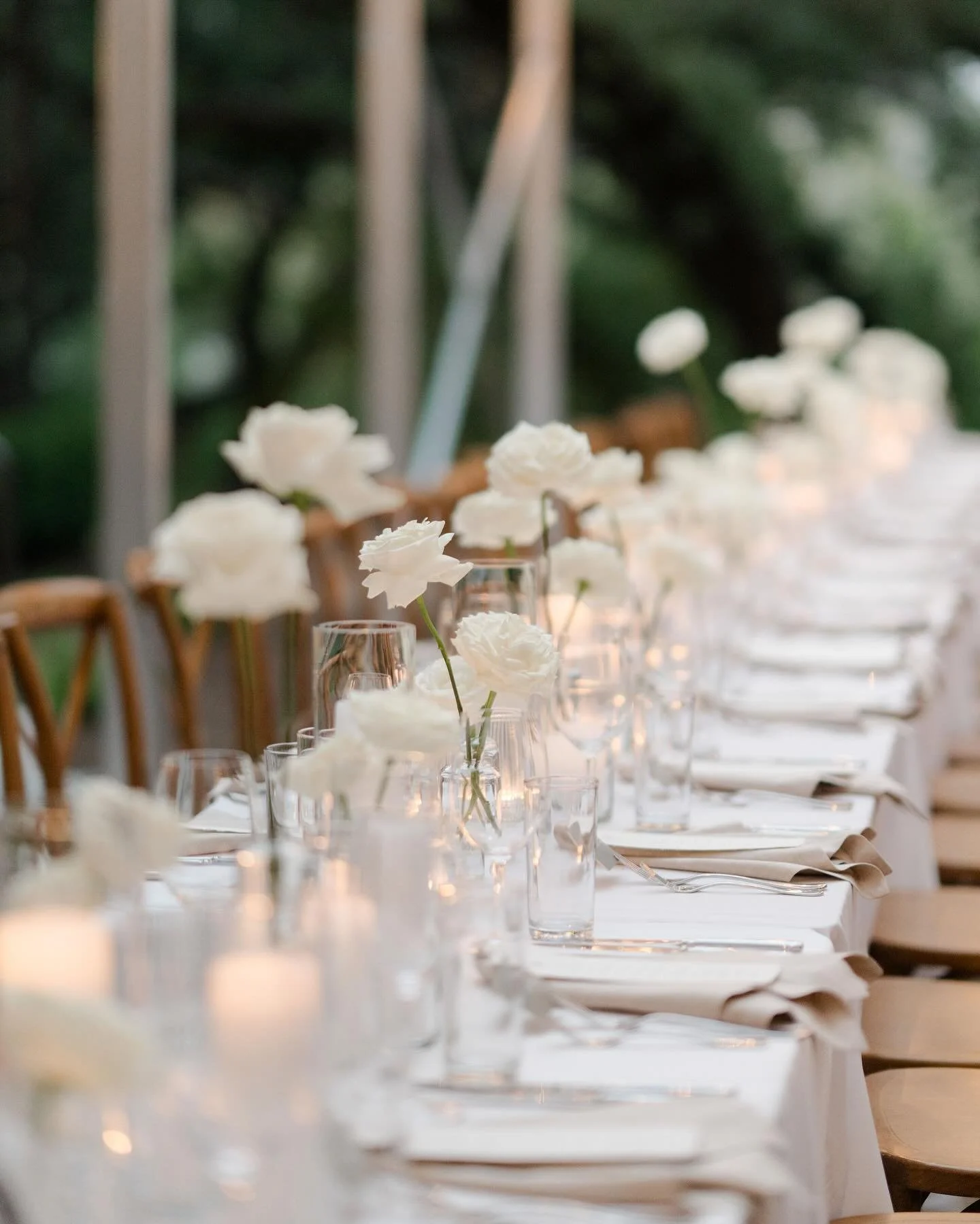 clean crisp and sparkly for my dear bride friend @mareforceone 🤍✨
Photographed by @matthewmoorephotography 
Planning + Design @nicolet_laveau @westcottweddings 
Venue @mattiesaustin 
Candles @mar.candleco 
Napkins @bbjlatavola