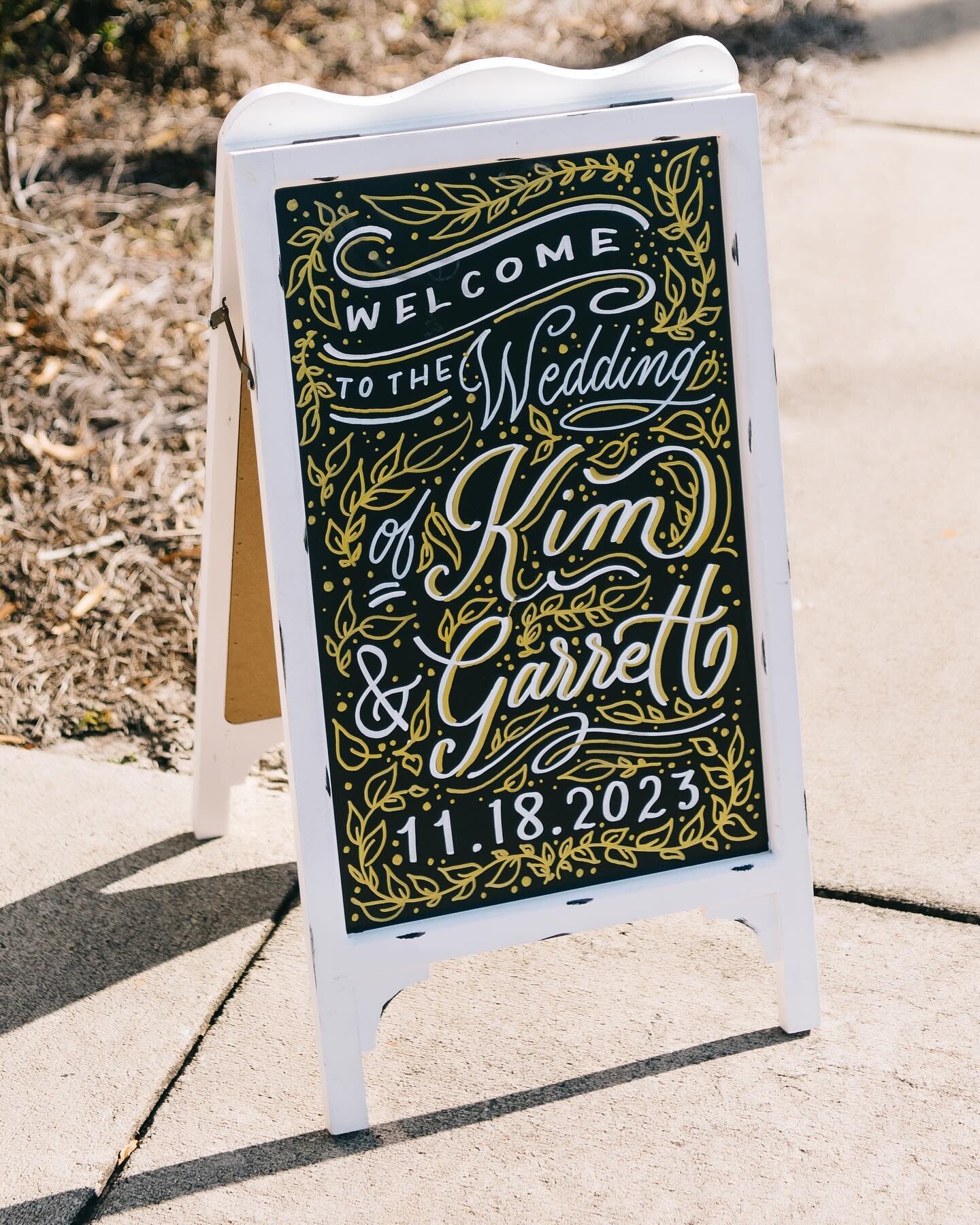 O hi, just daydreaming 💭 about the incredible chance to do all the custom calligraphy signs for one of my bff&rsquo;s wedding this past November. Beautiful couple, glorious day, wonderful wedding, and it was an honor to play a part. Love you @kimann