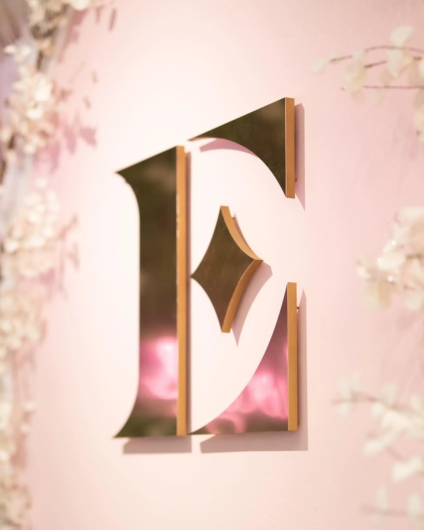 Honestly just living for these details in the @everglowtampa store. Seeing a logo come to life in large gold letters is the best. Even their fridge is on-brand! 

Derrick and Kayla did such an amazing job taking the brand we created together and exte