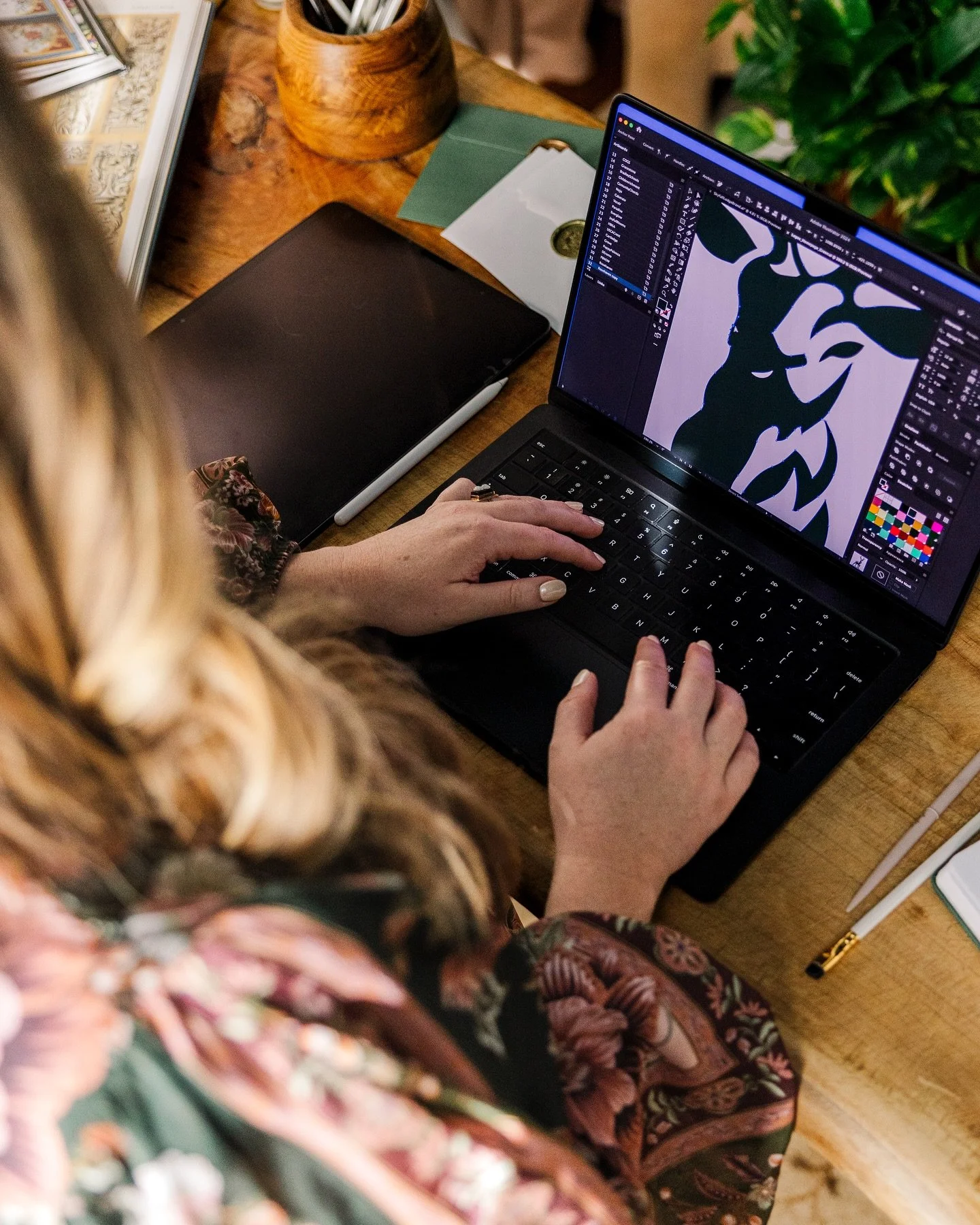 A little peek at the brand glow-up photoshoot by the incredible, talented, beautiful, kind person that is @mackenzieldalton ! I cannot wait to share the fullness of these new, amazing photos she took to coincide with my office revamp! She perfectly c