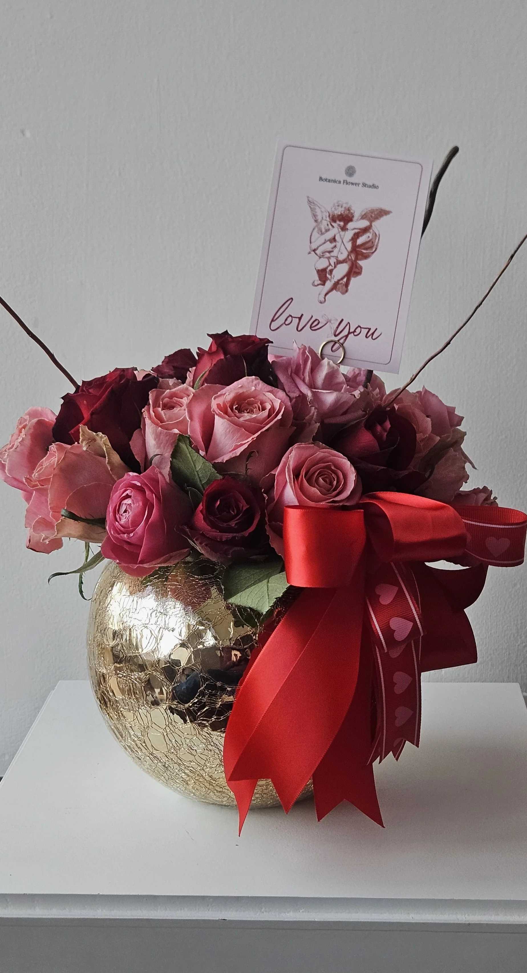 Pecera Dorada con Bouquet de Rosas