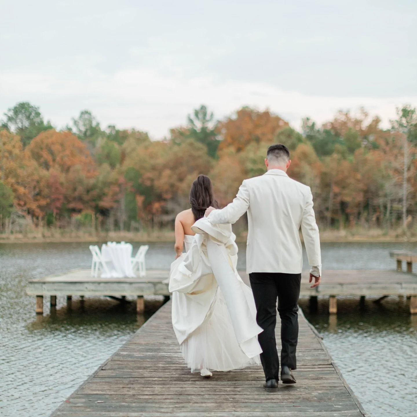 One of our favorite Lilly Creek Wedding Traditions are the post ceremony moments for our couples! A time to view their wedding from afar and spend time one on one💗
Photographer: Daynalee Faith Photography @daynaleefaith