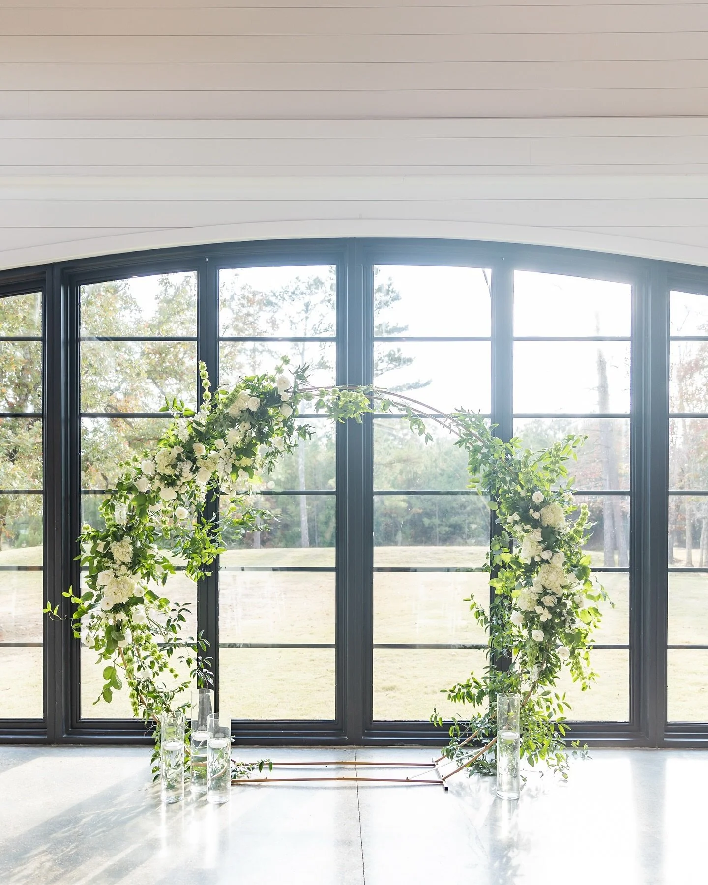 The most beautiful indoor view! Our tall windows offer the view of the outdoors without the chill of the air! What a beautiful space to say &ldquo;I do!&rdquo;

Photographer: @peytonnealphotography