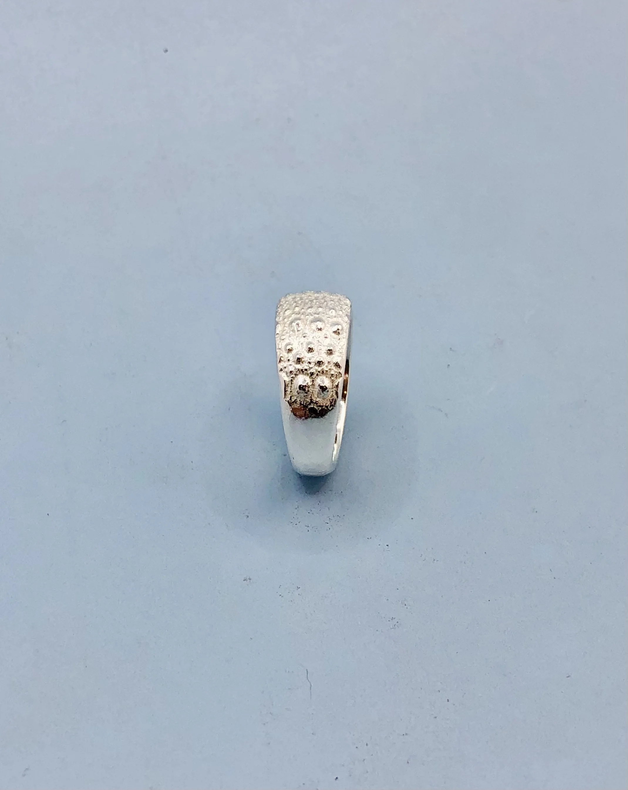 Side profile of tapered kina ring showing taper from 8mm top to 4.5mm base