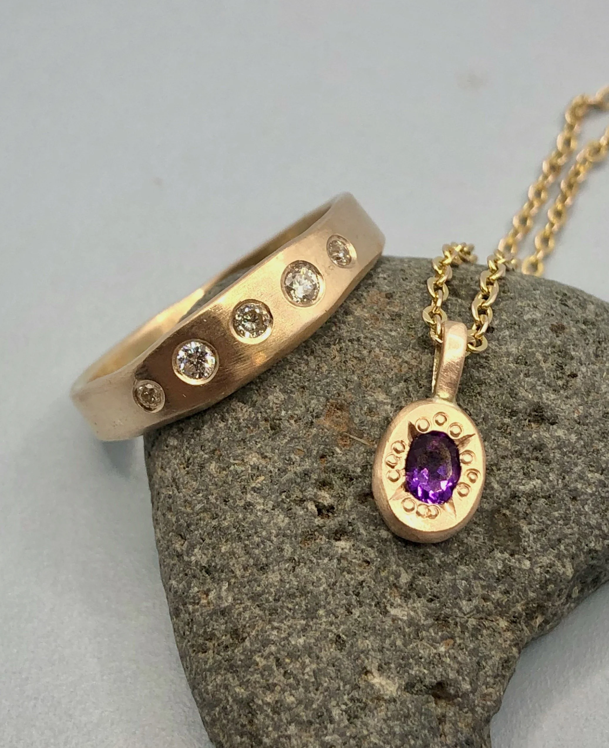 9k Gold Flush-set Diamond Ring & 9k Gold Star-set Amethyst Pendant