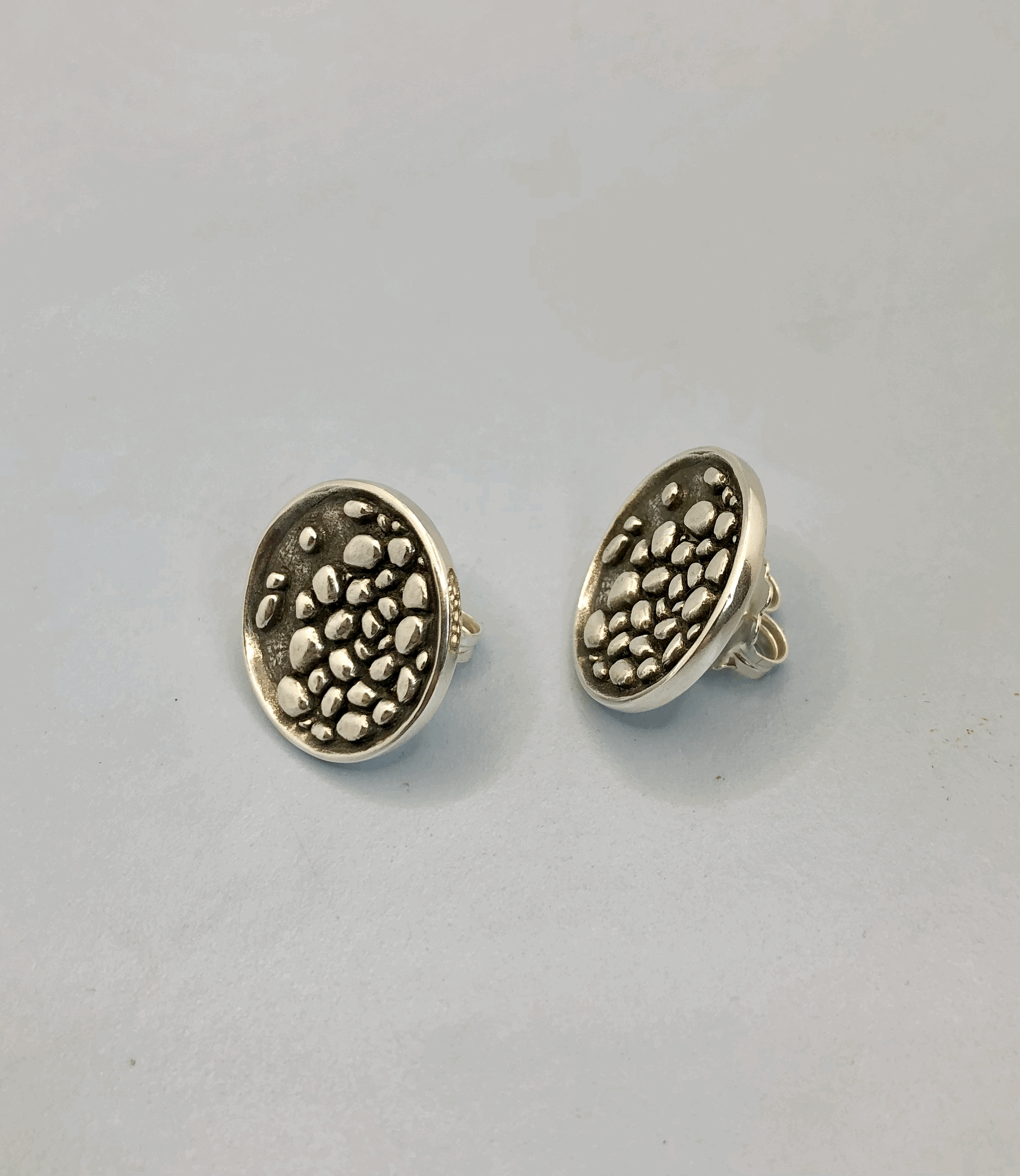 Stony riverbed studs