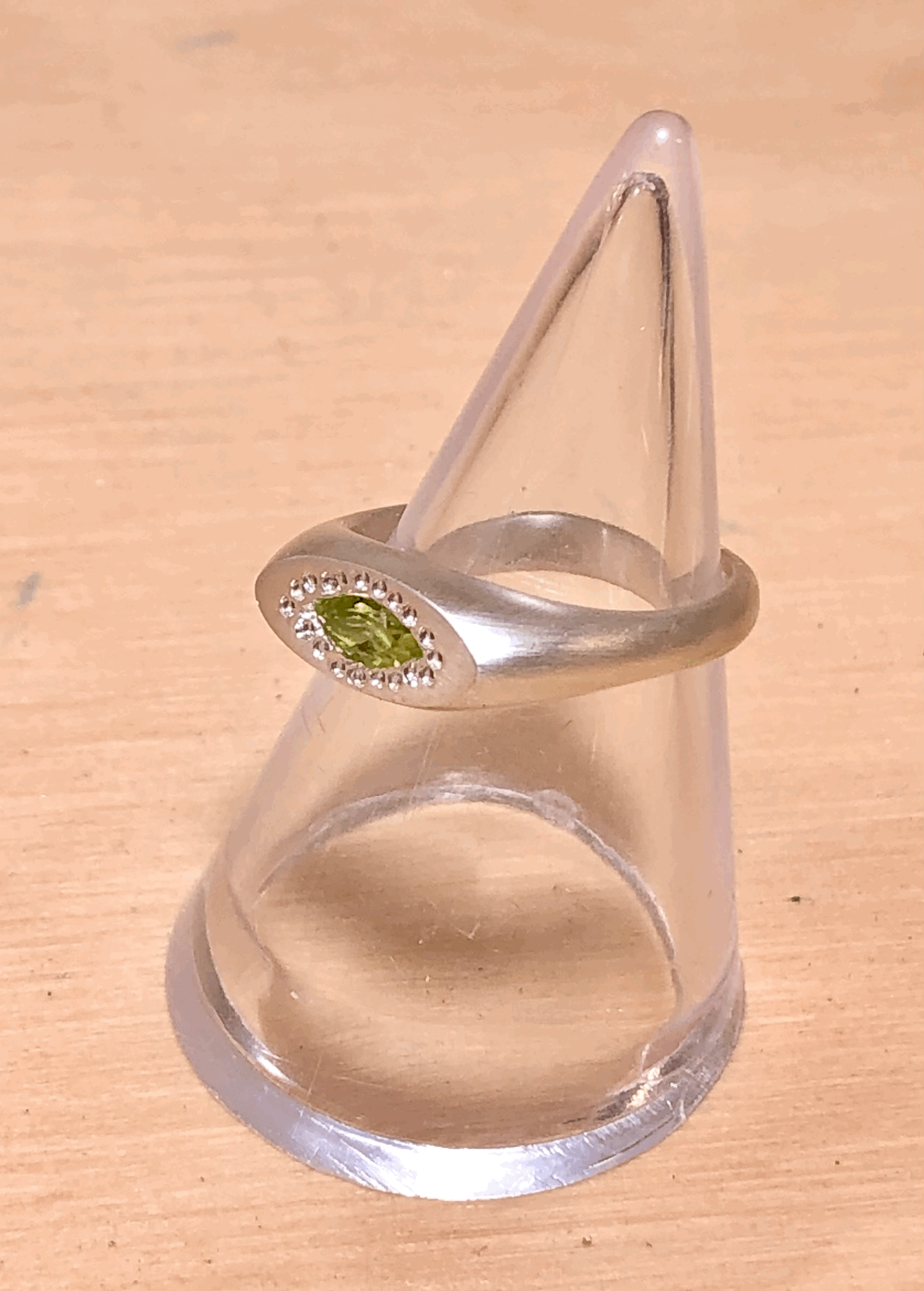 Side profile of Rachel Lambert peridot signet ring showing 2.5mm band width