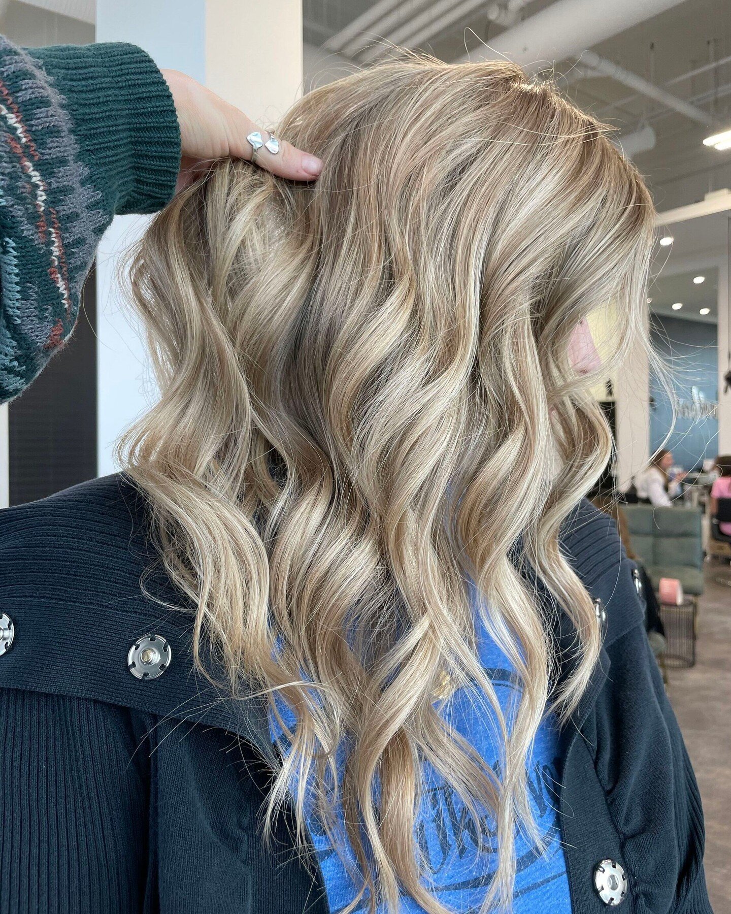 baby blonde ☀️
⠀
Obsessed with how perfect these highlights turned out!
⠀
If you are looking for an upgrade on your blonde 𝗴𝗶𝘃𝗲 𝘂𝘀 𝗮 𝗰𝗮𝗹𝗹 𝗮𝗻𝗱 𝗯𝗼𝗼𝗸 𝗮 𝗳𝗿𝗲𝗲 𝗰𝗼𝗻𝘀𝘂𝗹𝘁𝗮𝘁𝗶𝗼𝗻
⠀
403-703-1315 📲