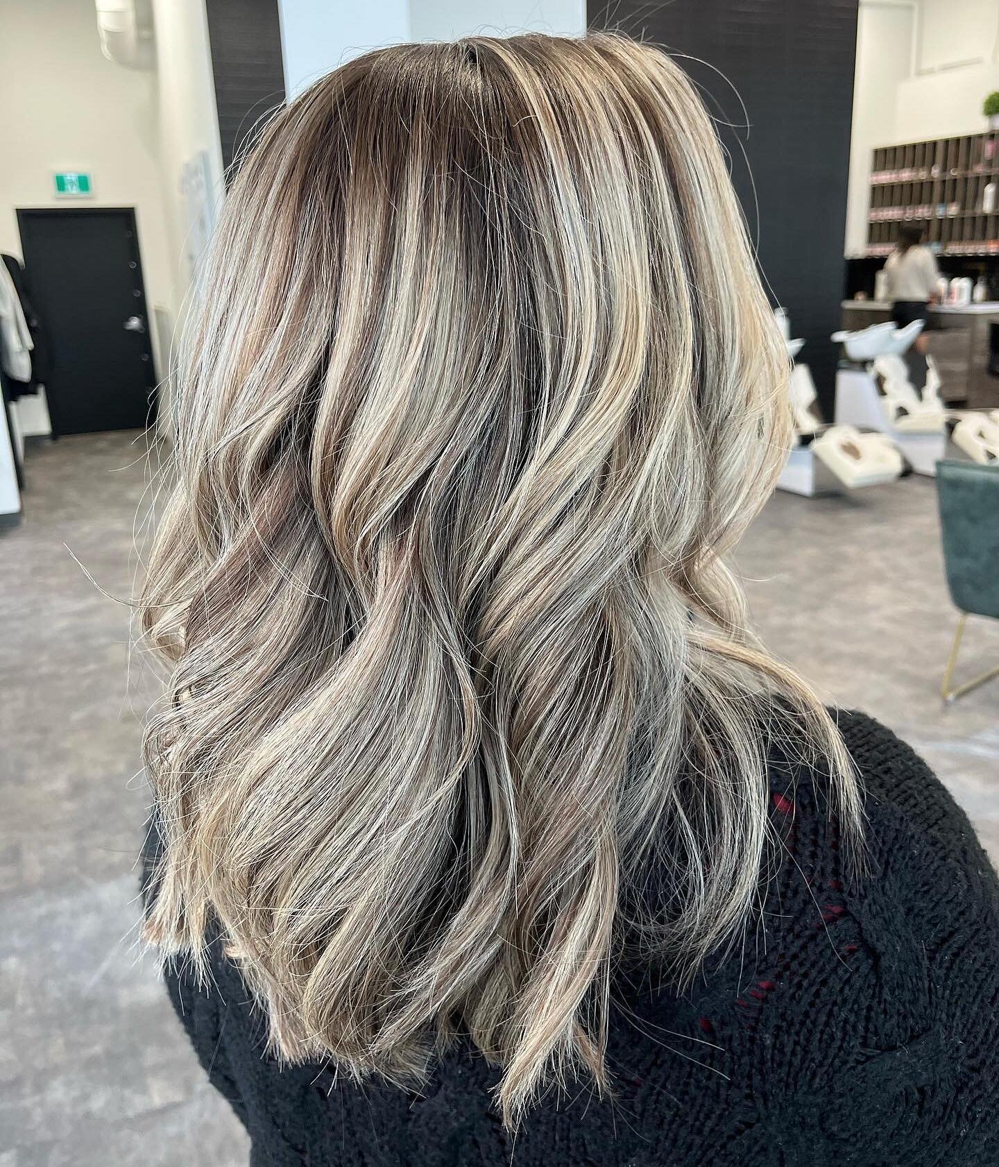 Bʟᴏɴᴅᴇ ʀᴇꜰʀᴇsʜ 

Swipe to see the before ➡️

We hope you have an amazing Sunday 🤍

See you on Tuesday this week for more hair magic 📍

Link in bio for bookings 

403-703-1315 text or call us