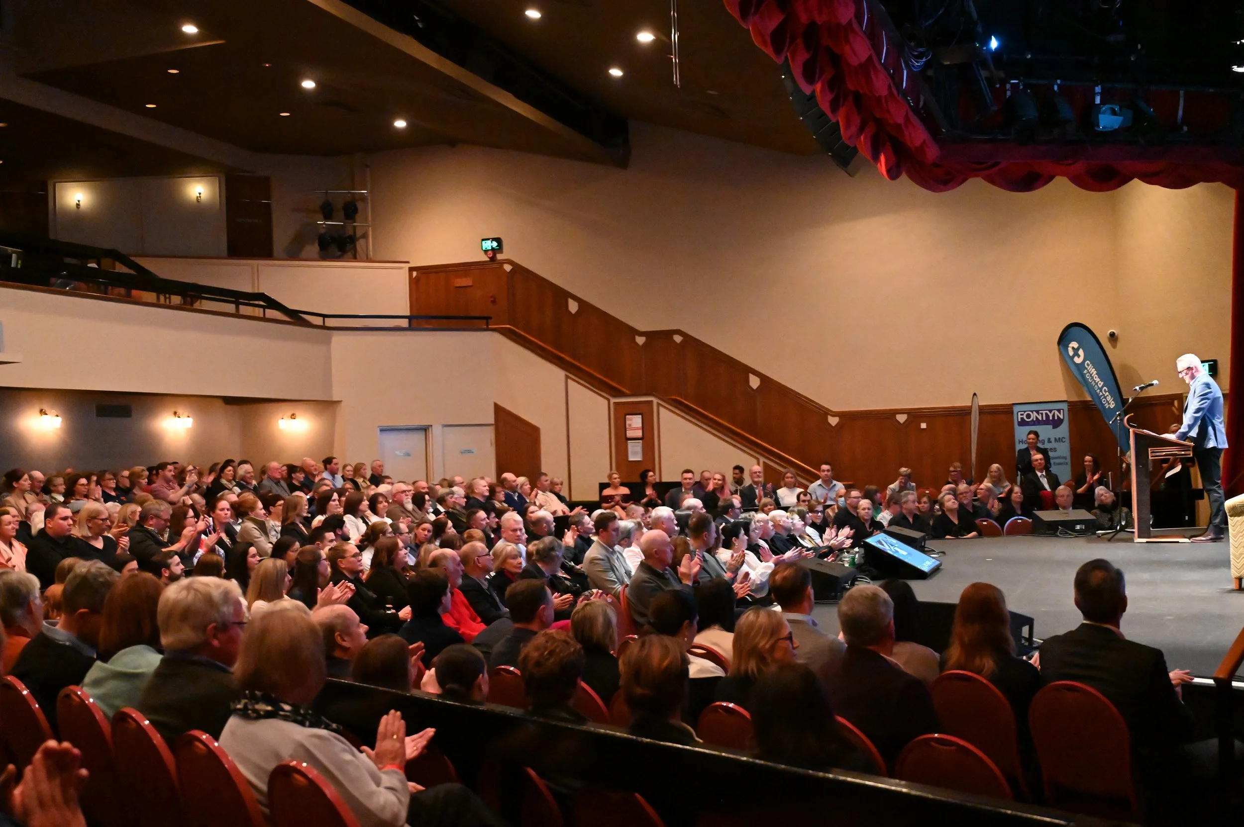 Country Club Showroom - applause.JPG