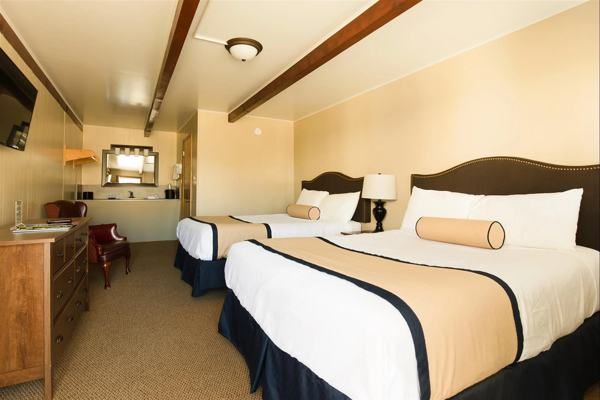 Annex Room - 2 Queens - 1st &amp; 2nd Floor Rooms Available 