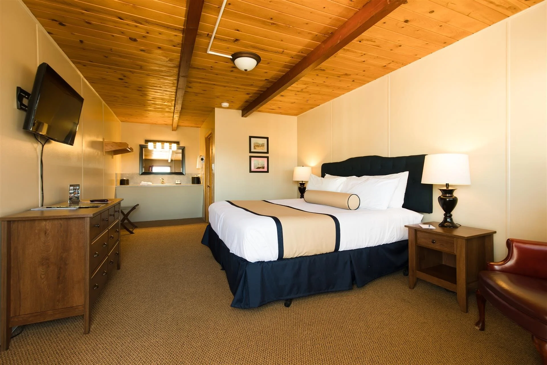 Annex Room 1 Queen 2nd Floor — St. James Hotel