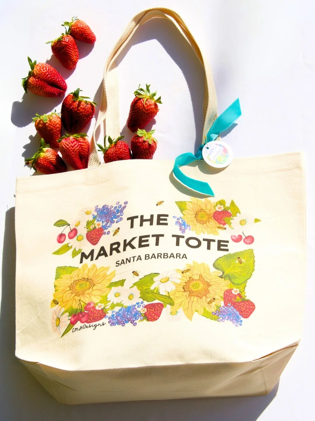 Have you two been introduced? Meet The Market Tote 🐝🍒

Look cute and shop smart with this jumbo tote bag. It has reinforced shoulder straps so you can keep loading up on all those delish farmers market fruit and vegitables 🥕🥦🥬

#farmersmarket #s