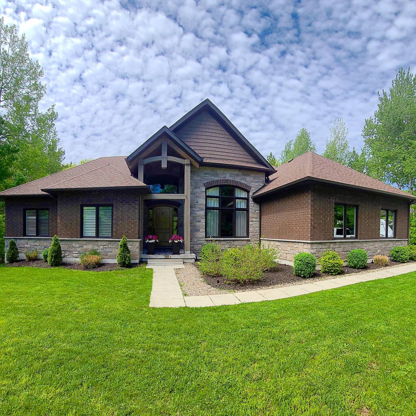 This beautiful custom-built bungalow received our exterior window cleaning service in preparation for @faristeam listing photos.  The absolutely radiant windows and increased natural light they'll allow in will help showcase this home to its fullest 