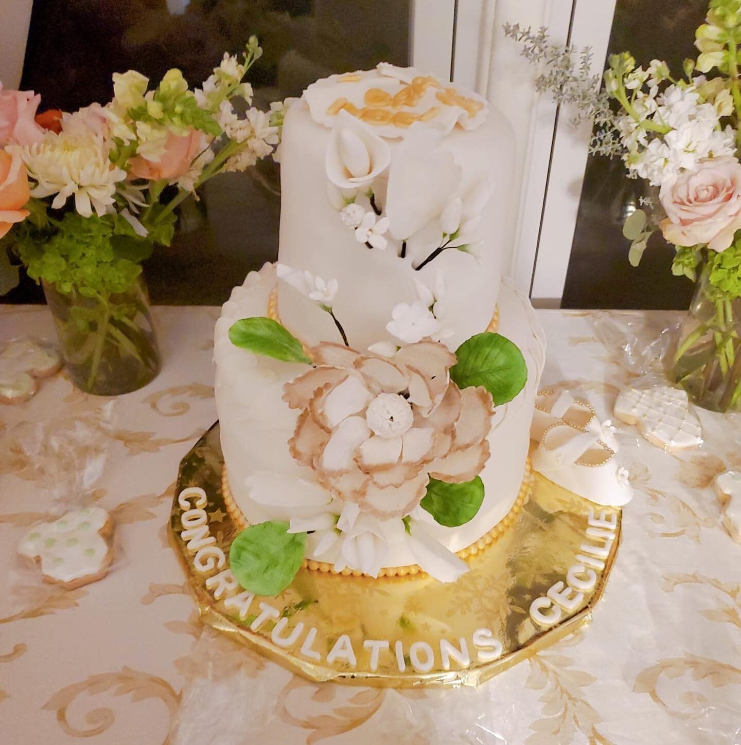 Showering @cillehagelund with love - Baby shower vanilla fondant cake with sugar flowers 💐