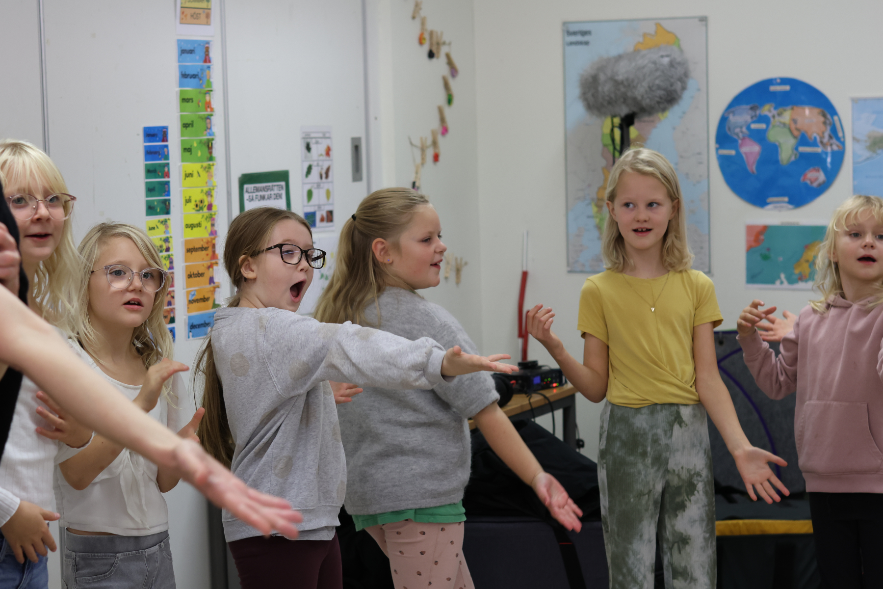 Barn som sjunger tillsammans i ett klassrum