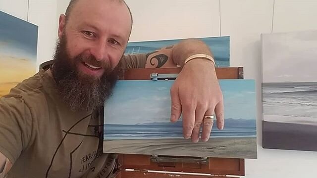 A new little narrated timelapse video is up on my YouTube 😊 
How I painted this little seascape on location 🎨
With a top tip - a dead easy way to mix sand colours 😉
.
.
.
#nzartist #artistoninstagram #oilpainting #allaprima #enpleinairpainting #nz