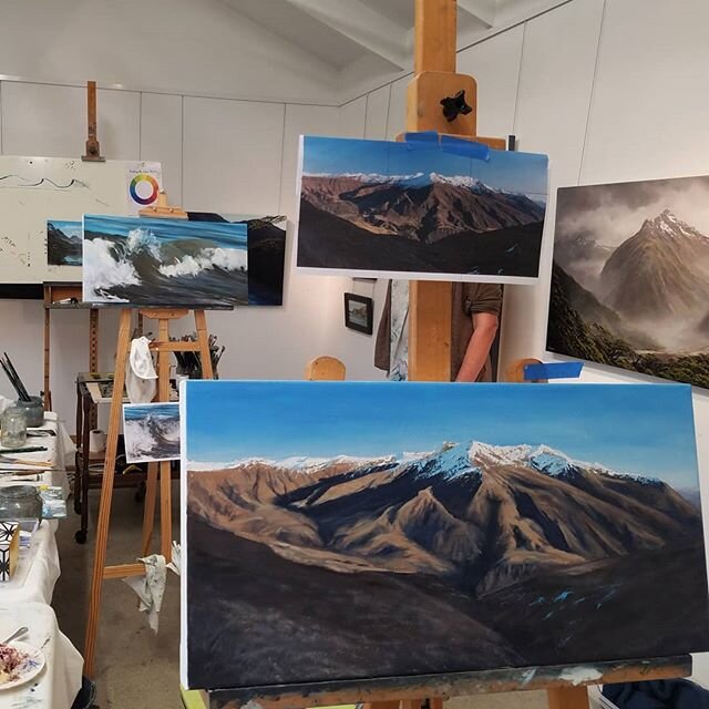 An intermediate oil painting workshop has just wound up, this is class work. Check out that mountain! 
Cheers to the people who came along and made it a fun weekend 😊🎨❤
#paintingworkshop #nzart #oilpainting