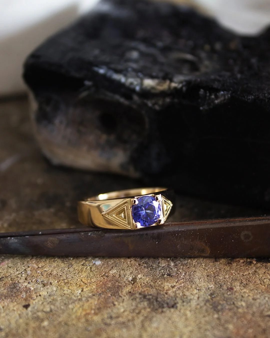 A&amp;B 

Alliance en or jaune et Tanzanite 

Il y a quelques mois, &Agrave; est venu me voir pour une cr&eacute;ation d&rsquo;une bague de fian&ccedil;ailles. Quelques temps plus tard, il revient avec sa promise pour la cr&eacute;ation de leurs alli