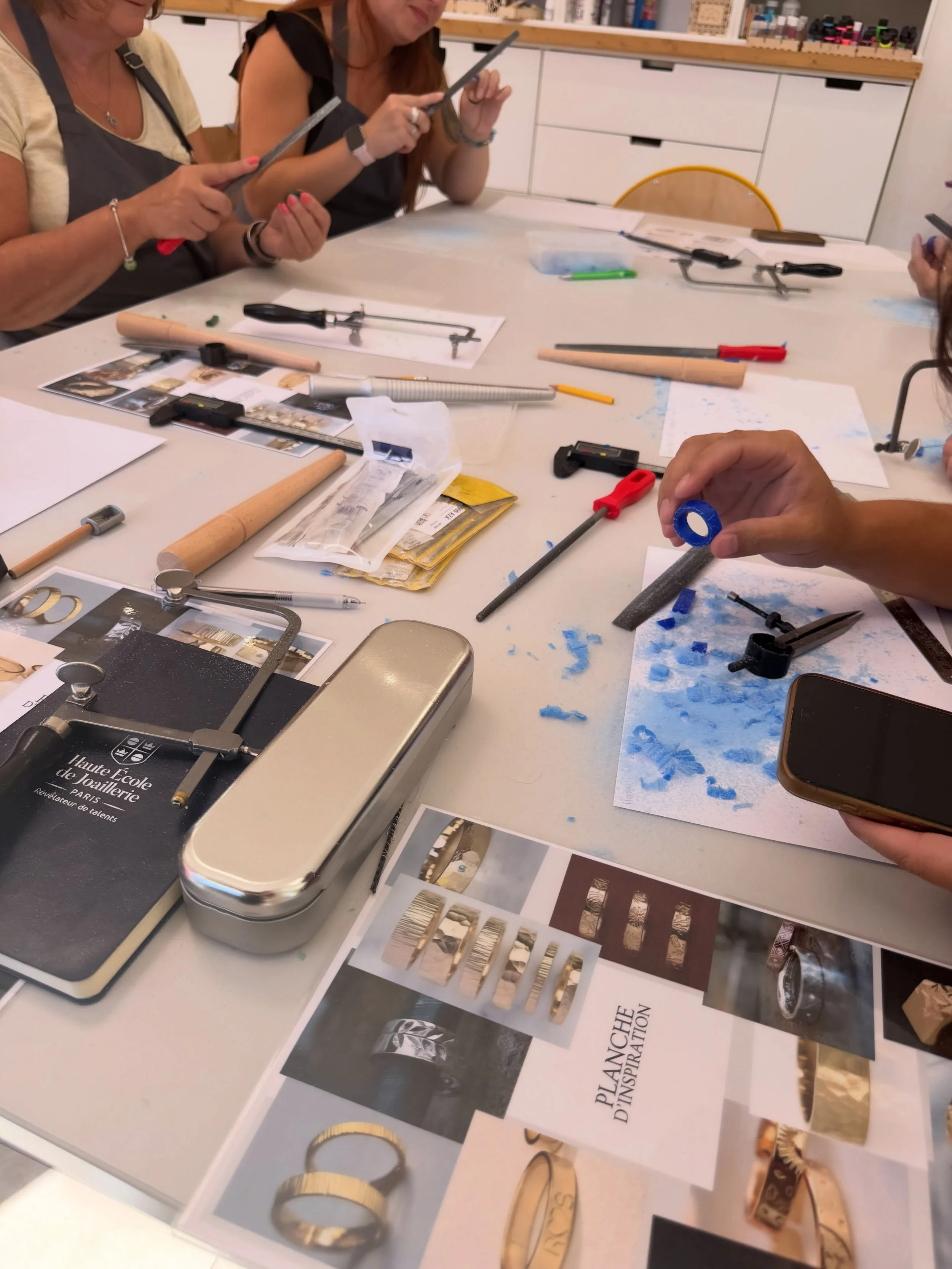 Atelier fonte &agrave; cire perdue !

🎉 &Ccedil;a y est, je me lance un nouveau challenge, celui de vous apprendre &agrave; cr&eacute;er un bijou en argent, &agrave; partir de cire ! 🎉

Vous connaissez la fonte &agrave; cire perdue ? L&rsquo;id&eac