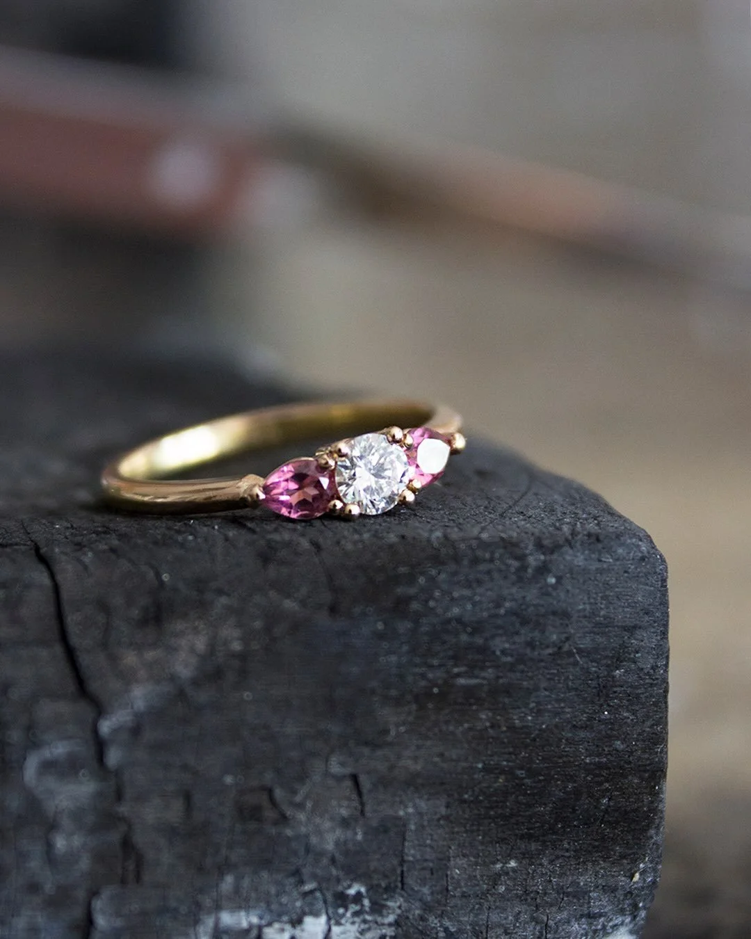 Ah y a des projets qui font suer ! Vous vous souvenez, au sertissage j&rsquo;ai cass&eacute; une des deux tourmalines roses. Alors j&rsquo;ai d&ucirc; en trouver deux nouvelles et les remplacer ! 

Pourquoi les deux alors que j&rsquo;en ai cass&eacut