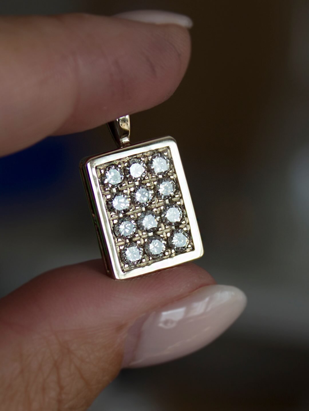 Ah je me suis fait plaisir avec ce projet ! Y a pas &agrave; dire, les diamants c&rsquo;est beau !

Ma cliente voulait se d&eacute;barrasser d&rsquo;une ancienne bague (photo 3) et r&eacute;utiliser ses pierres pour en faire un pendentif. Apr&egrave;