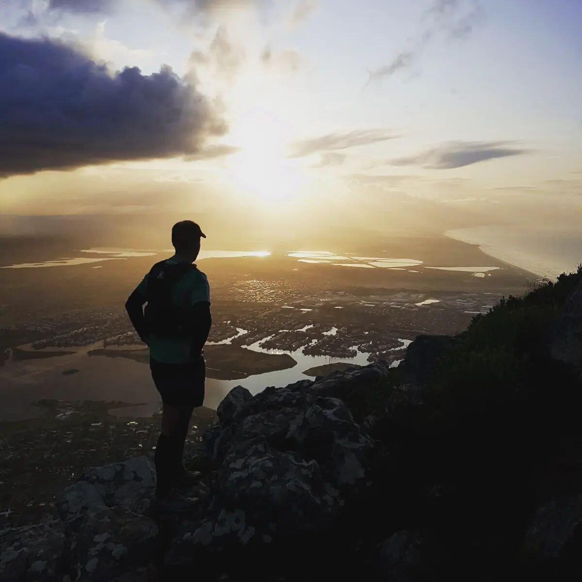The early runner gets the sunrise. 
Another epic Silvermine morning with @roger_wiseman75

#trailrunning #capetown #tablemountainnationalpark #muizenberg
