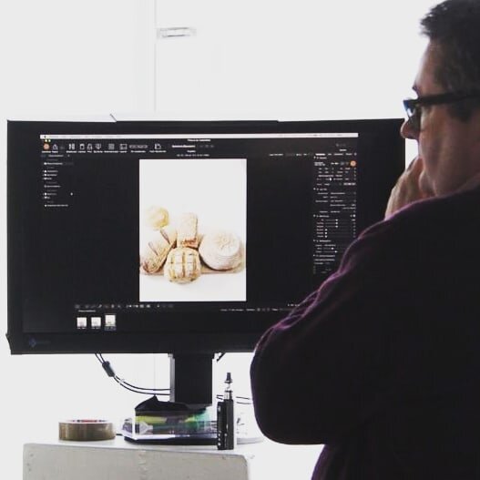 Sunday baking and our #foodphotography

#photooftheday #photographylovers #photography #location #productphotography #commercialphotography #studio #studiolighting #studiophotography #roomset #roomscene #hassleblad #baking #bread