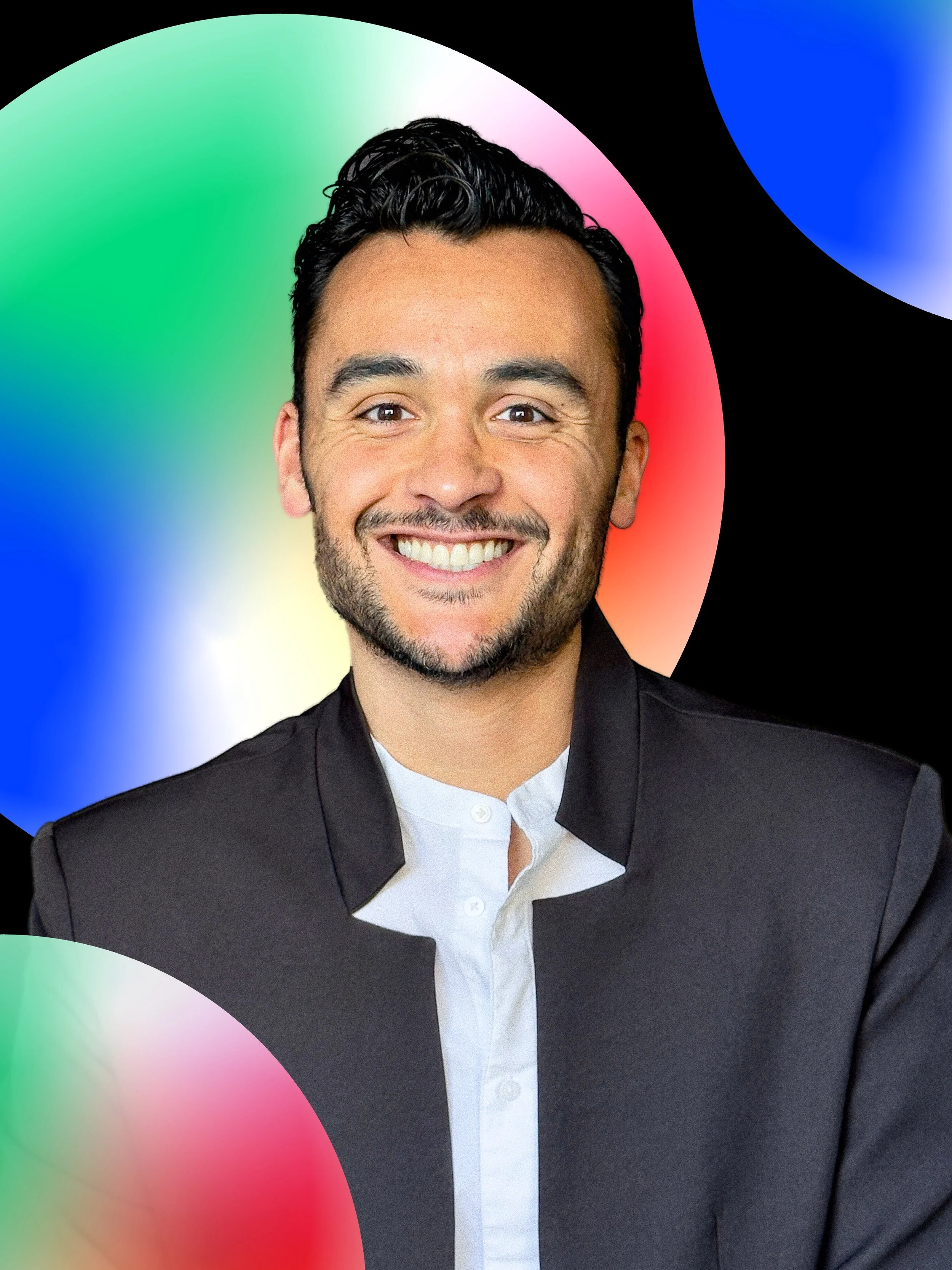 Portret van Florian Franken met een kleurrijke abstracte achtergrond.