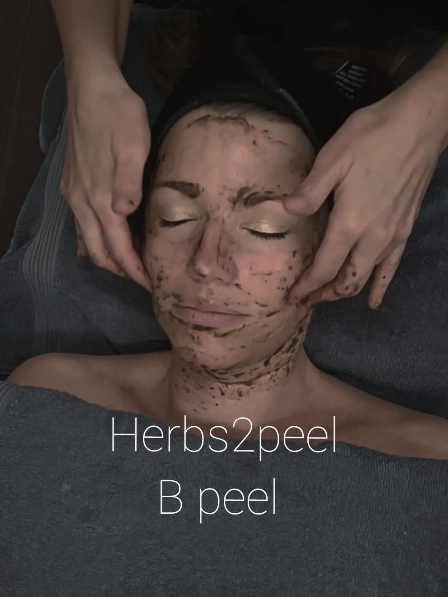 14 kraftfulla &ouml;rter, alla med sina egna egenskaper f&ouml;r huden. De blandas ihop till en aktiv peeling som masserar in i huden. 
Du kan f&ouml;rv&auml;nta dig j&auml;mnare, sl&auml;tare hud med mer lyster samtidigt som huden blir lugnare med m