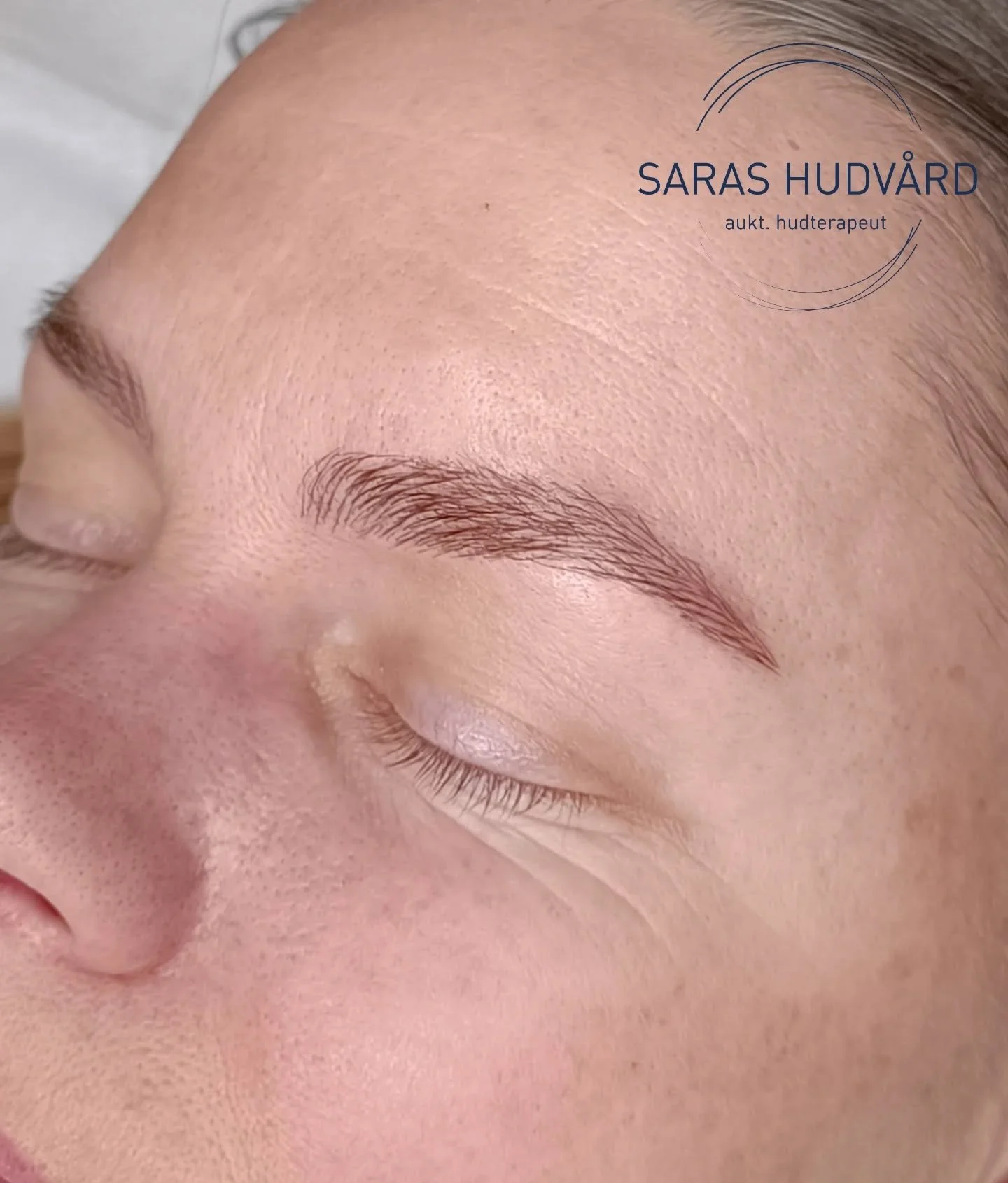 En f&ouml;rst&auml;rkning av redan fina bryn.

Vi har gjort microblading f&ouml;r att fylla i, j&auml;mna till och f&ouml;rst&auml;rka.

#microblading #microbladinglidk&ouml;ping #&ouml;gonbrynstatuering #&ouml;gonbryn #eyebrows #eyebrowtatoo #pmu #h