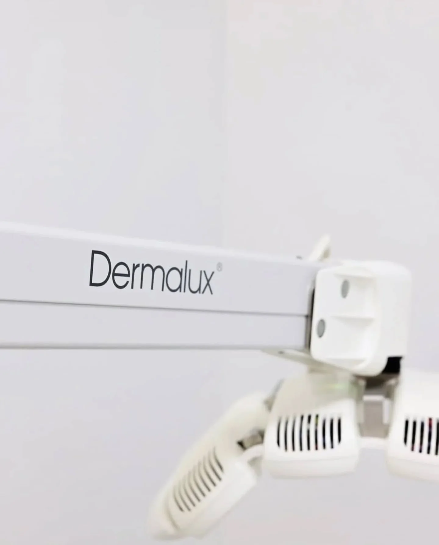 ✨ Dermalux LED &ndash; R&ouml;tt, bl&aring;tt och n&auml;ra infrar&ouml;tt ljus ✨

LED-ljusbehandling &auml;r st&ouml;rre &auml;n n&aring;gonsin just nu &ndash; och det &auml;r inte utan anledning. Allt fler vill ha resultatinriktade behandlingar uta