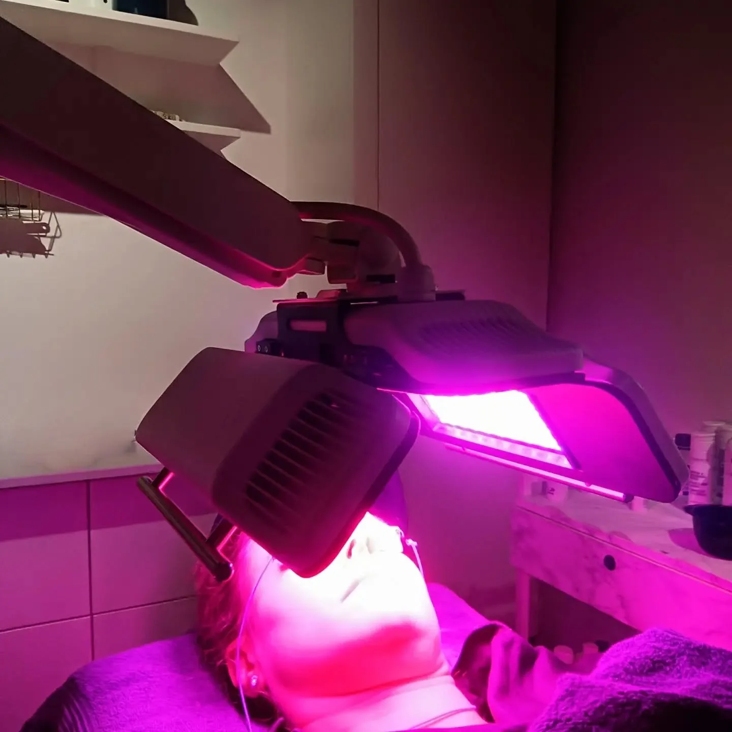 I m&aring;ndags fick jag (Sara) en B peel ansiktsbehandling av AnnaCarin. Idag p&aring;skyndar jag reparationsprocessen och fyller p&aring; med energi med Dermalux LED. 
Nu &auml;r huden otroligt fin!