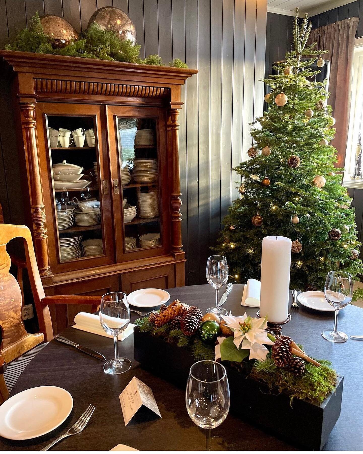 Vakkert julepyntet p&aring; #lampelandhotell . Julebordsesongen er i gang 🎄#flesberg #numedal #julebord
