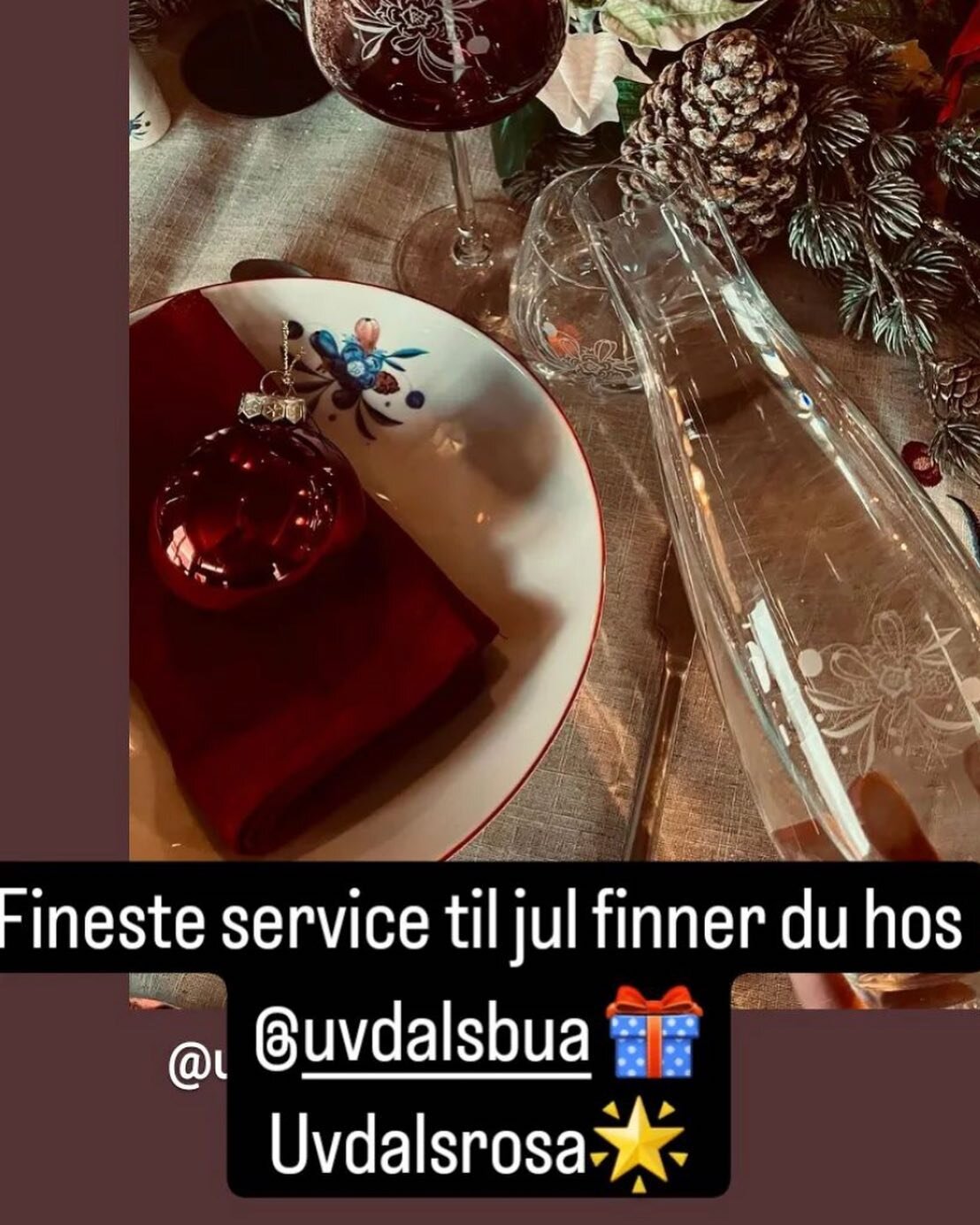 Vakkert servise med motiv fra Uvdal stavkirke hos @uvdalsbua 🎄