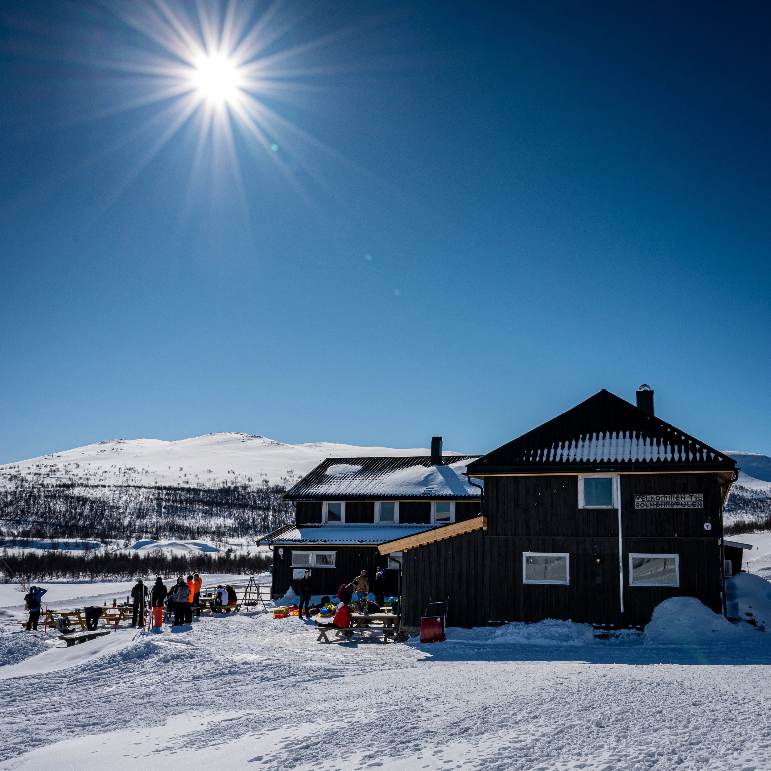 Solheimstulen vinter sol og påskestemning.jpeg