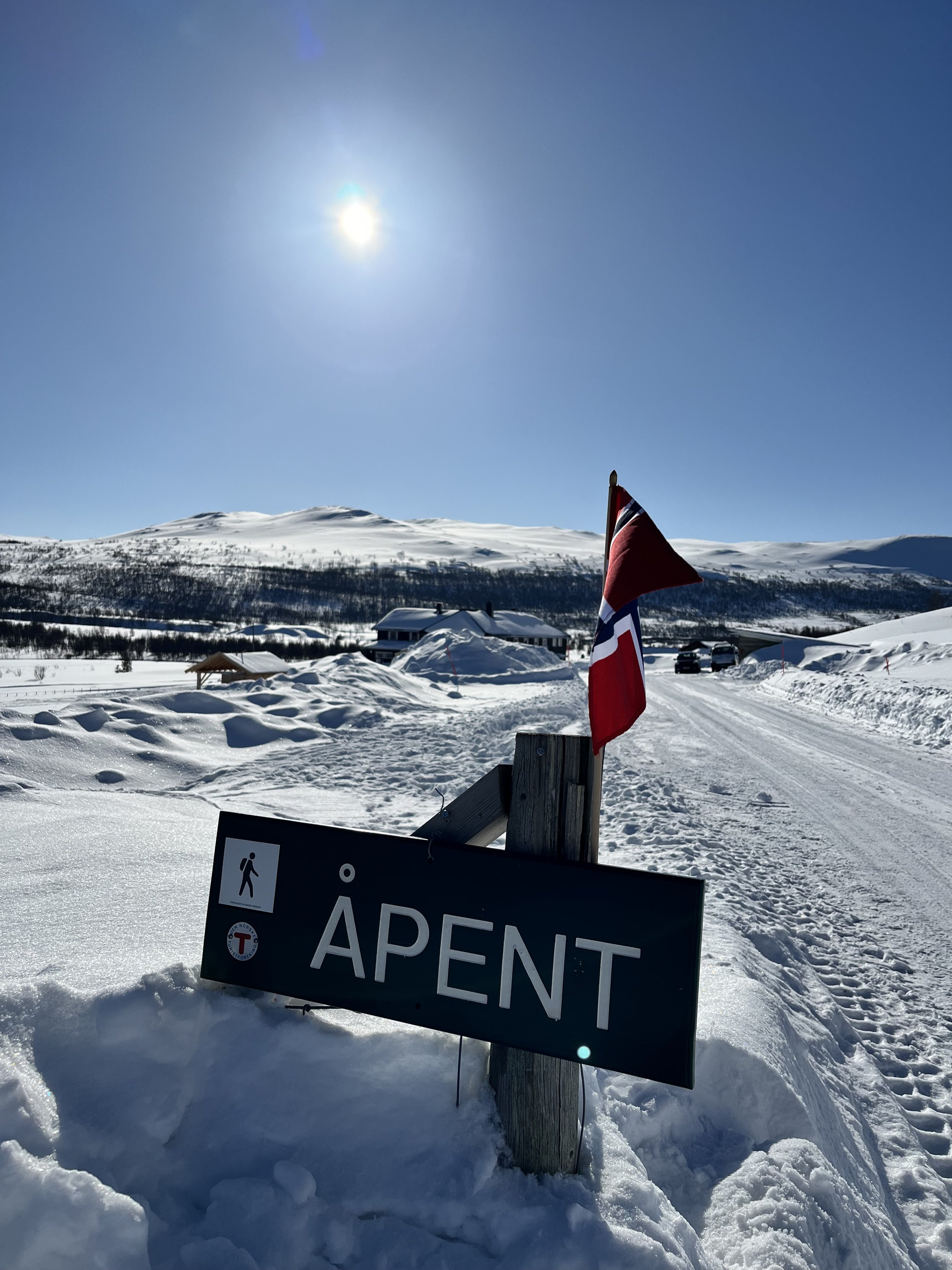 Åpent med flagg Solheimstulen.jpeg
