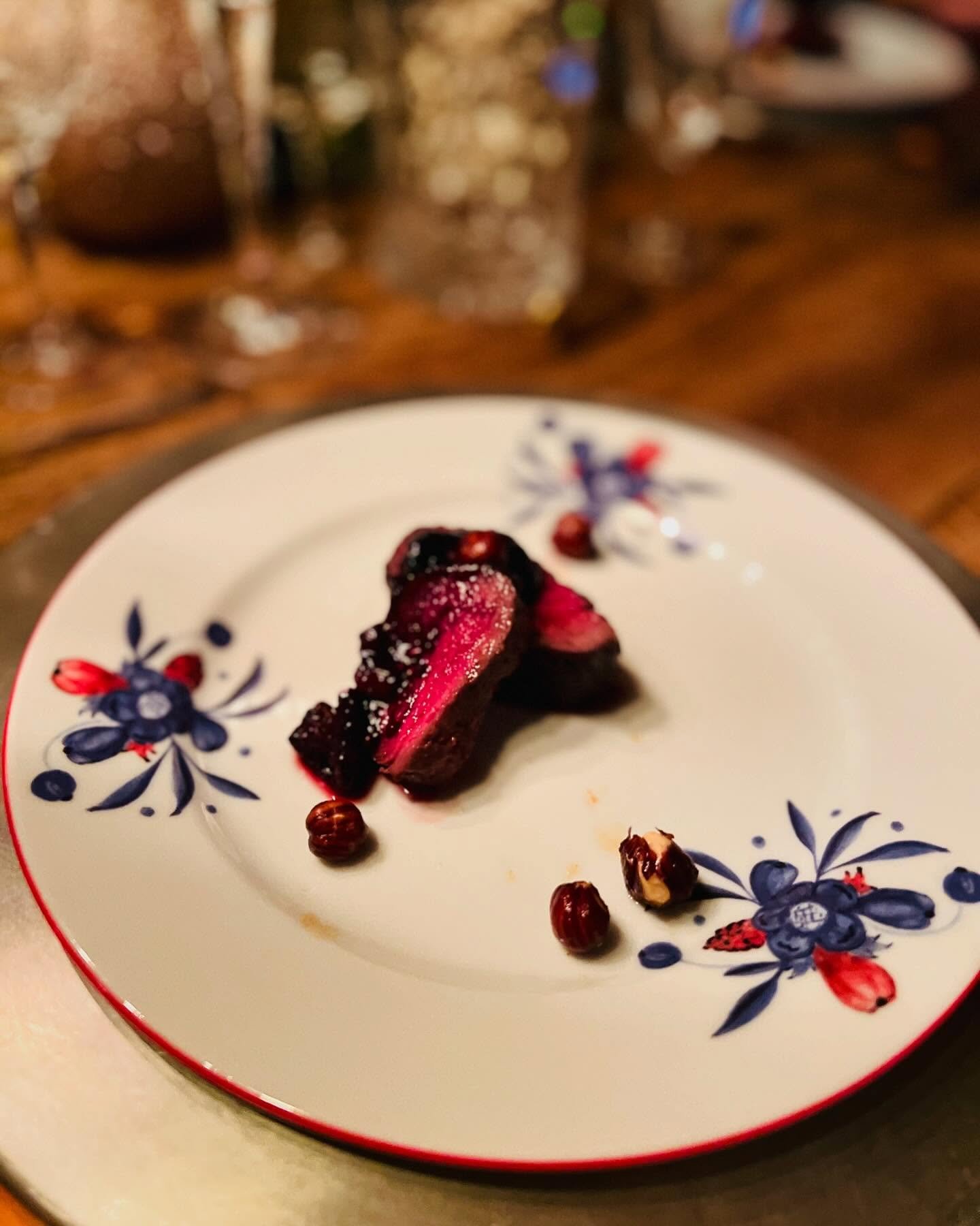 LOKALE R&Aring;VARER 
.
Hos Uvdalsbua f&aring;r du lokale kj&oslash;tt varer som:
P&oslash;lser, koteletter, filet, skav, tapas boller,karbonader, fisk, gryte kj&oslash;tt, steik med mer! 🥩
.
Tilbeh&oslash;r som oster, geler, pasta, kjeks, sennep, o