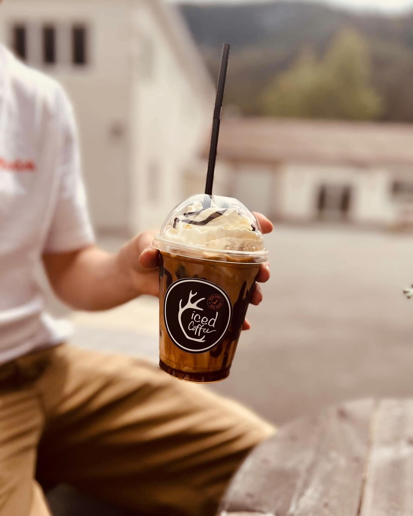 UVDALSBUA 
.
Viste du at hos Uvdalsbua kan du f&aring; kalde og varme kaffedrikker og iste! 😍
.
Ta turen innom p&aring; R&oslash;dberg