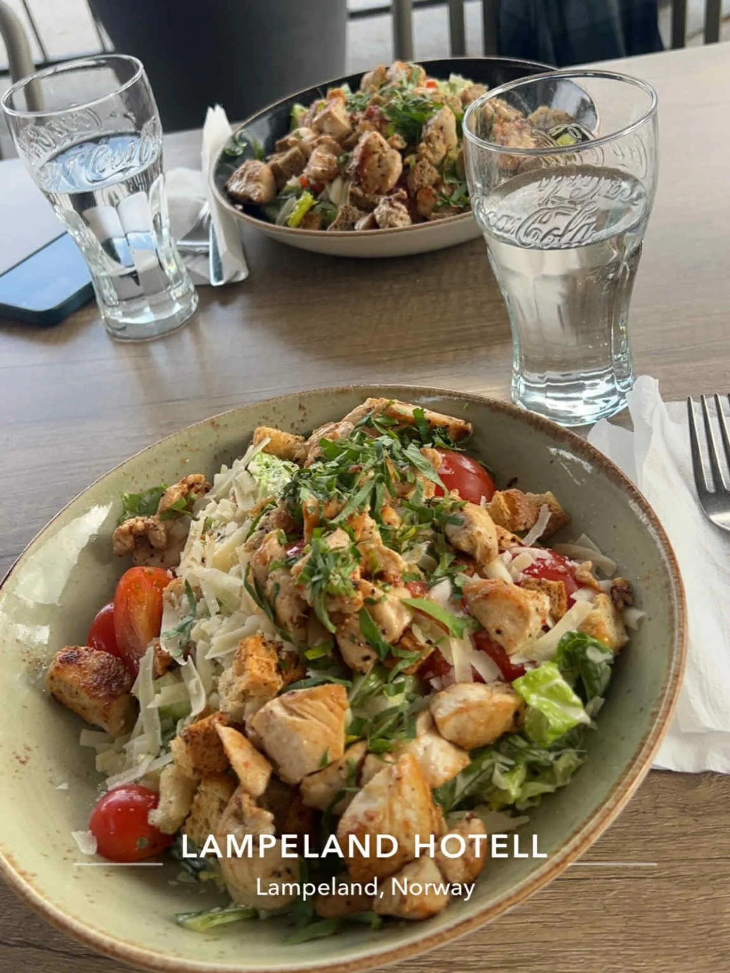 Sving innom spiseriet p&aring; @lampelandhotell - vi koste oss med C&aelig;sar salat🤗 #numedal #flesberg #spiseute #levendelampeland