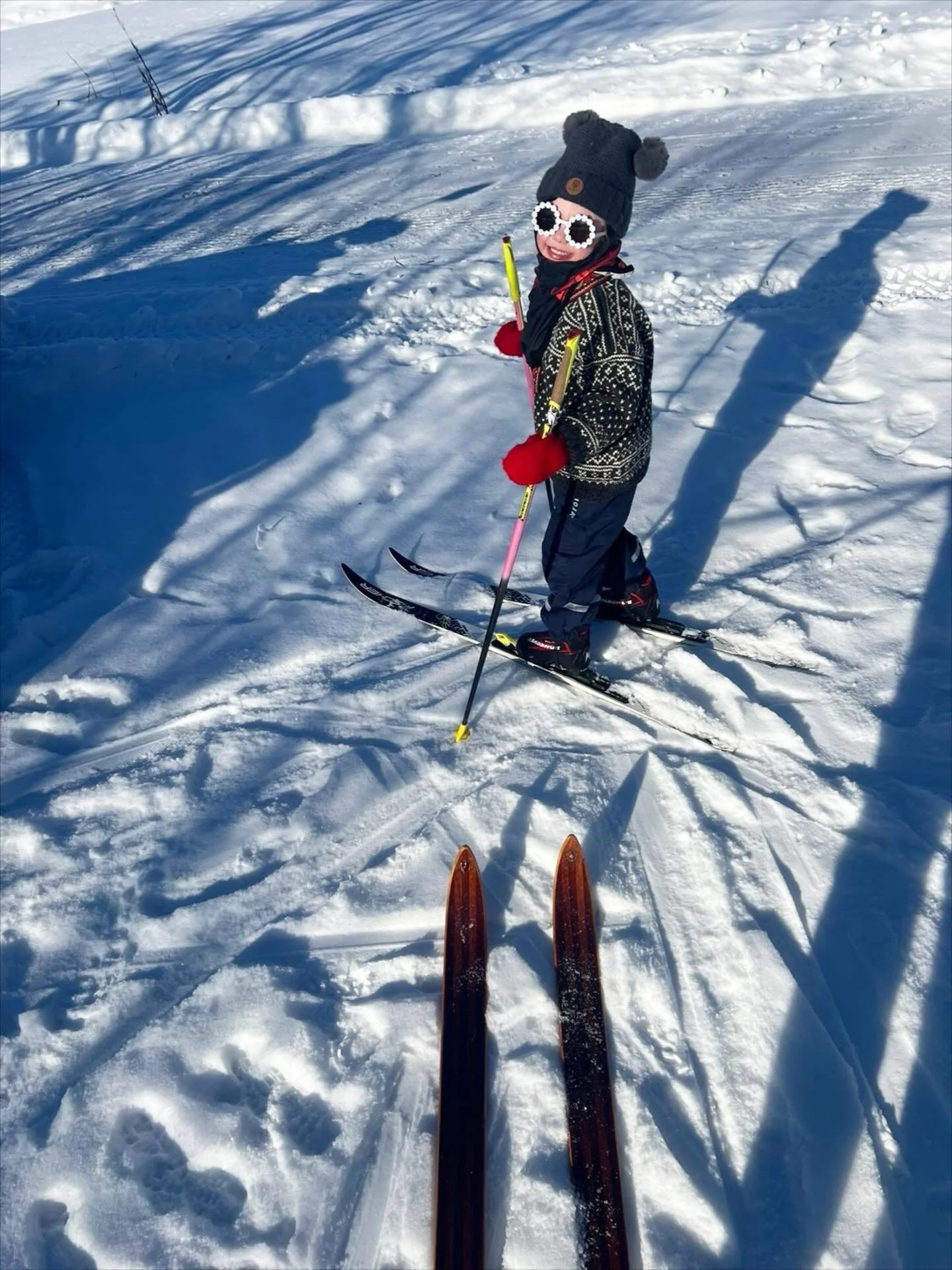 Fin liten fr&oslash;ken i ny genser med gammel design fra @uvdalsbua . God vinterferie til store og sm&aring; ⛄️ #vinterferie #uvdalsbua #noreoguvdal #langrennsl&oslash;yper #strikkegenser