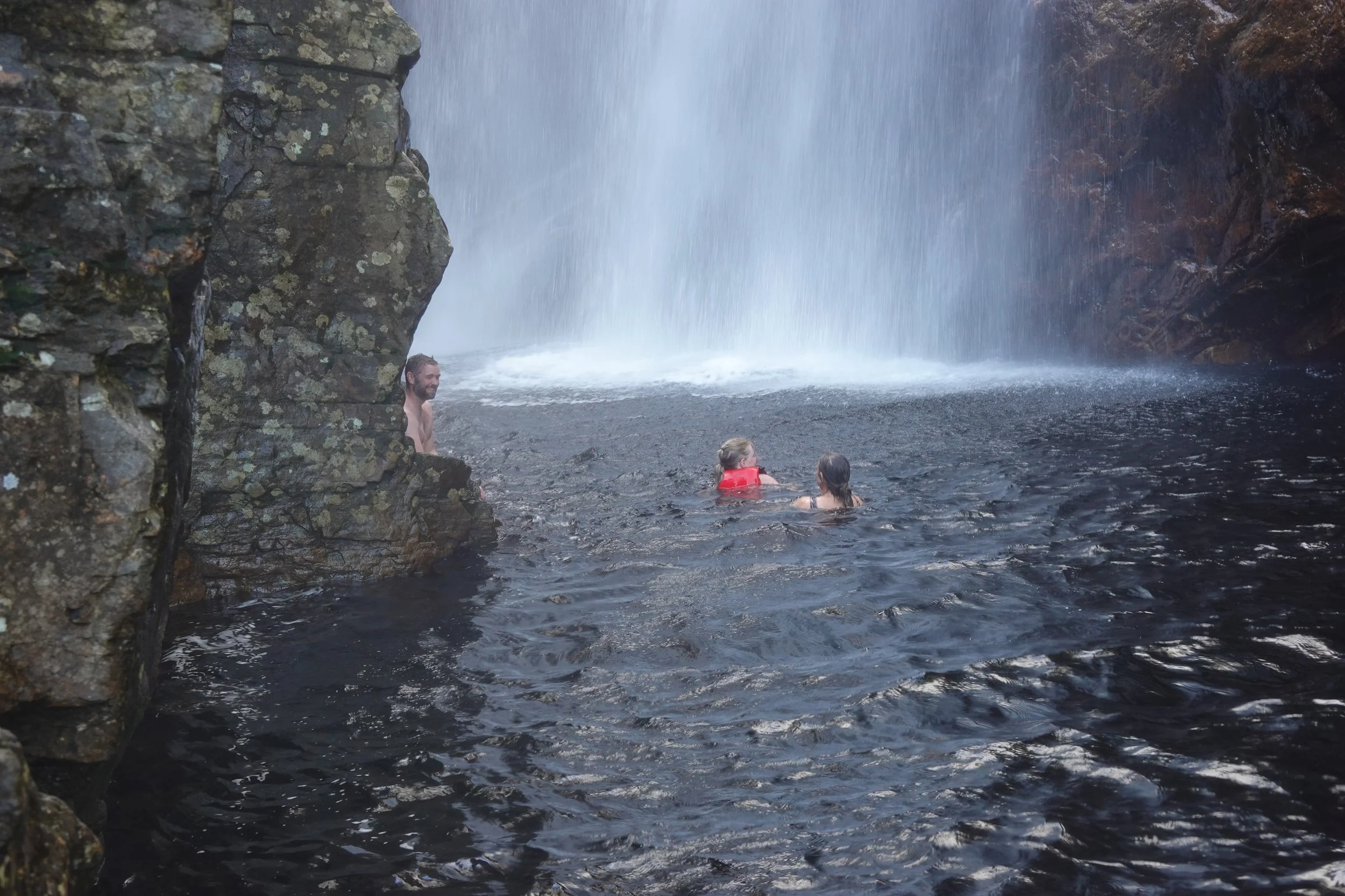 du blir våt uansett i Juvefossen.JPG