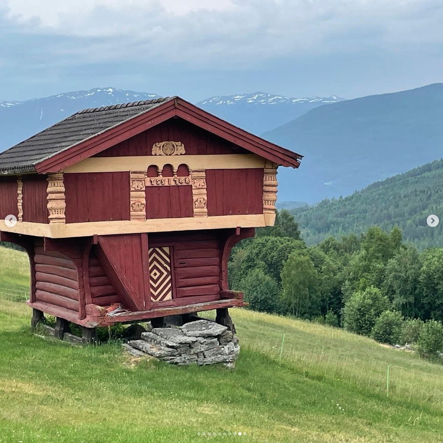 Nyt atomsfæren og de flotte, gamle stabburene i Øvrebygde